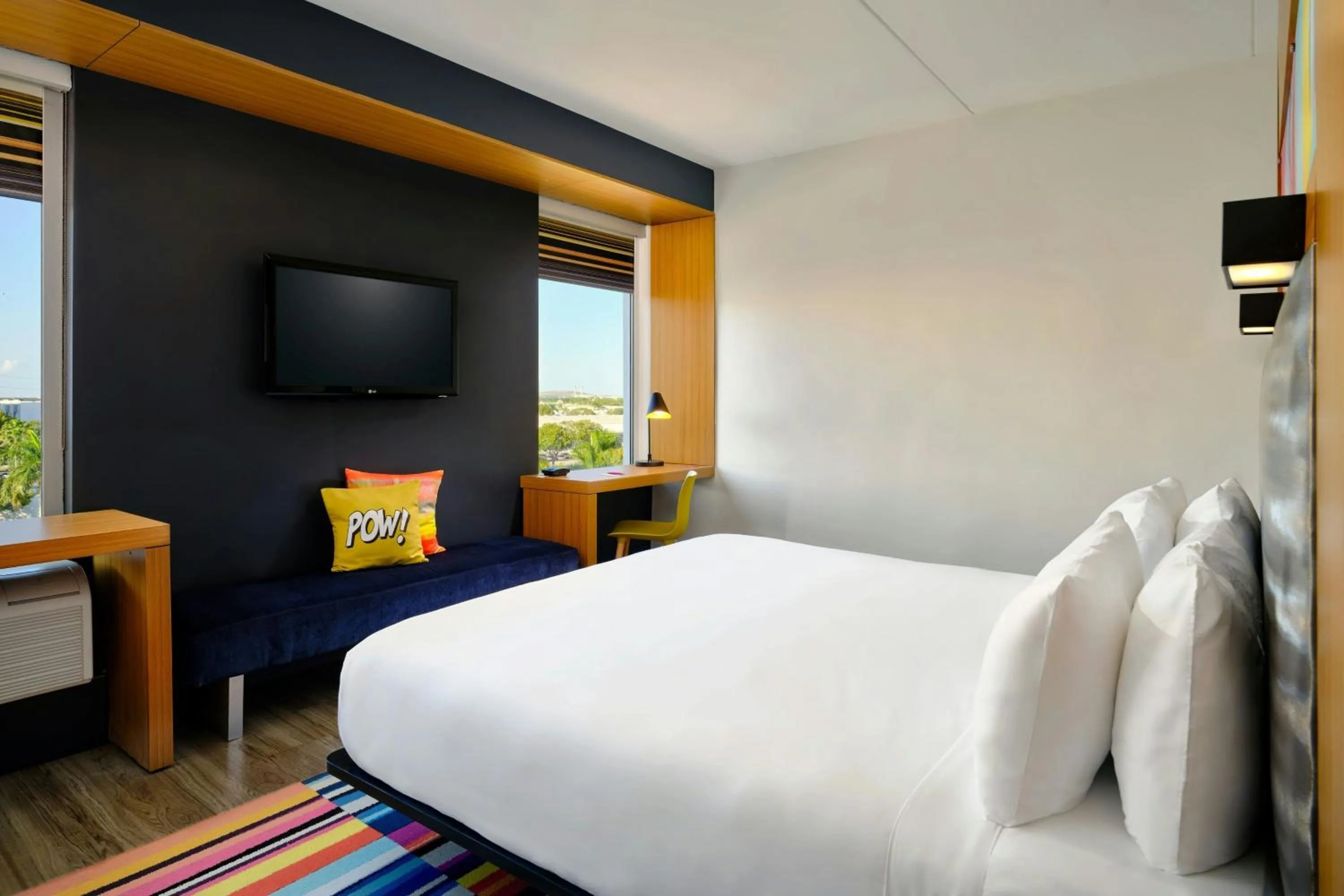 Photo of the whole room, Bed in Aloft Miami Doral