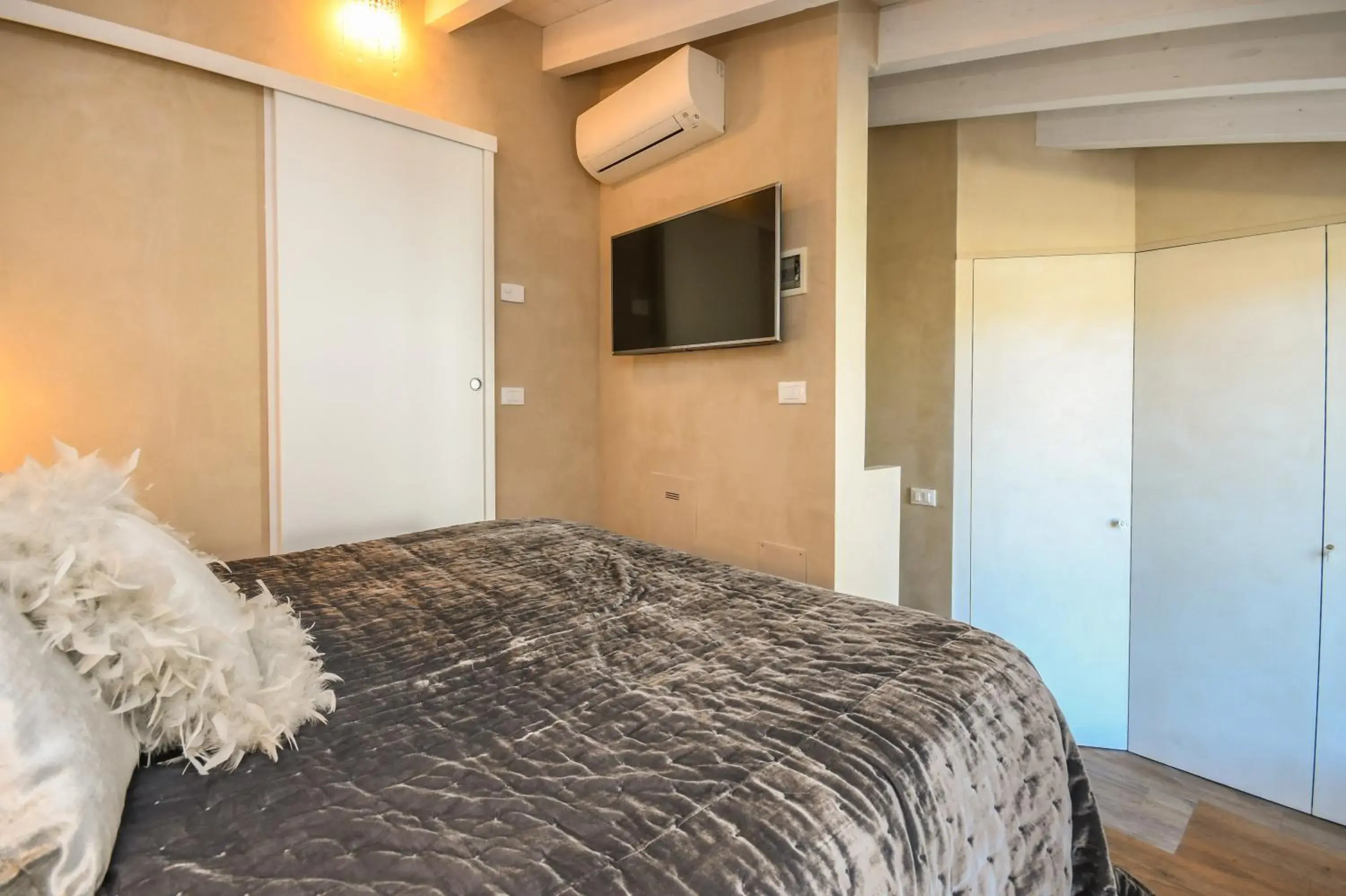 Deluxe Double Room with Side Lake View - single occupancy in Luxury Suite Sirmione Deluxe Double Room with Side Lake View - single occupancy in Luxury Suite Sirmione