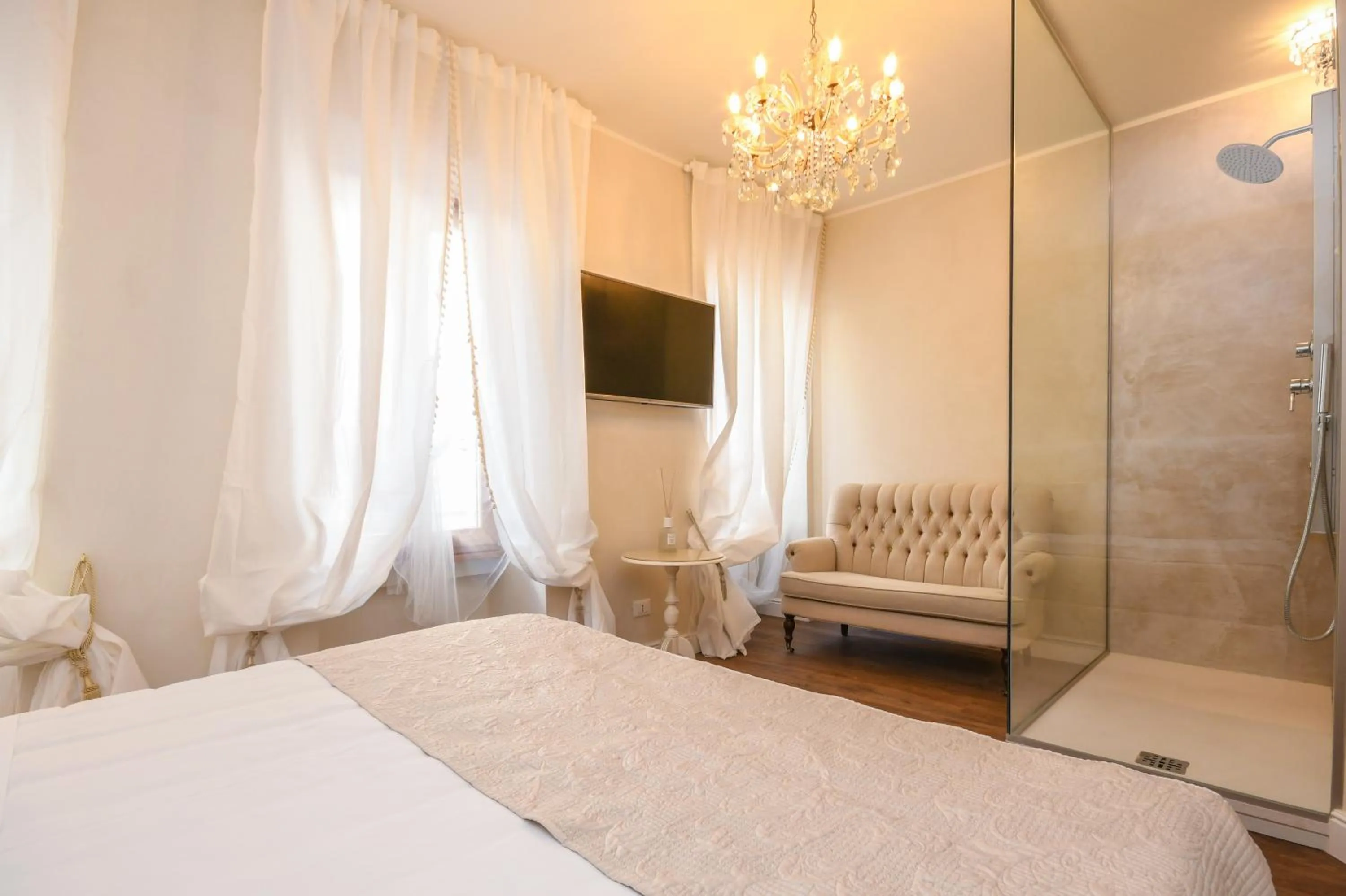 Property building, Bed in Luxury Suite Sirmione