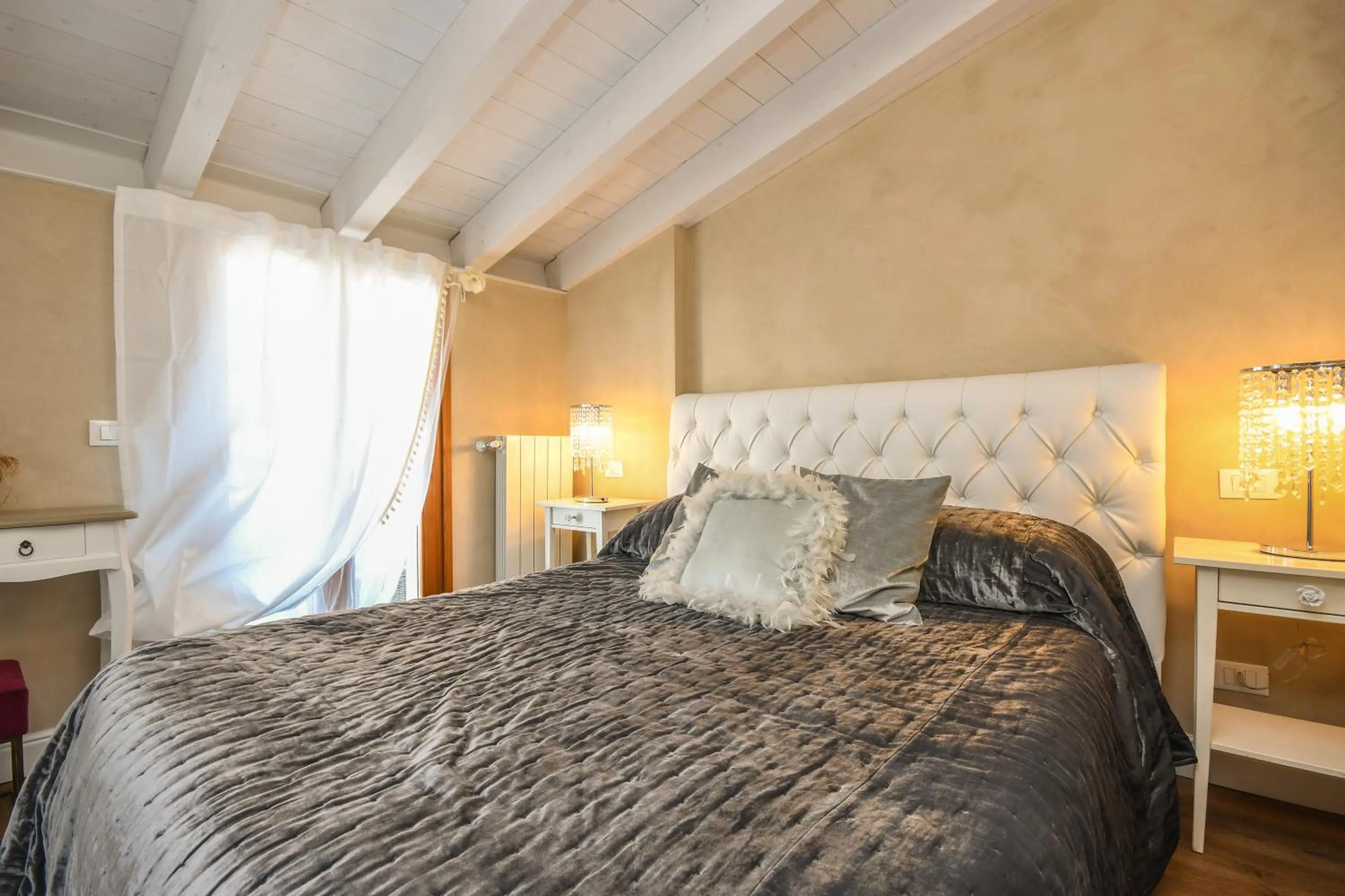 Property building, Bed in Luxury Suite Sirmione