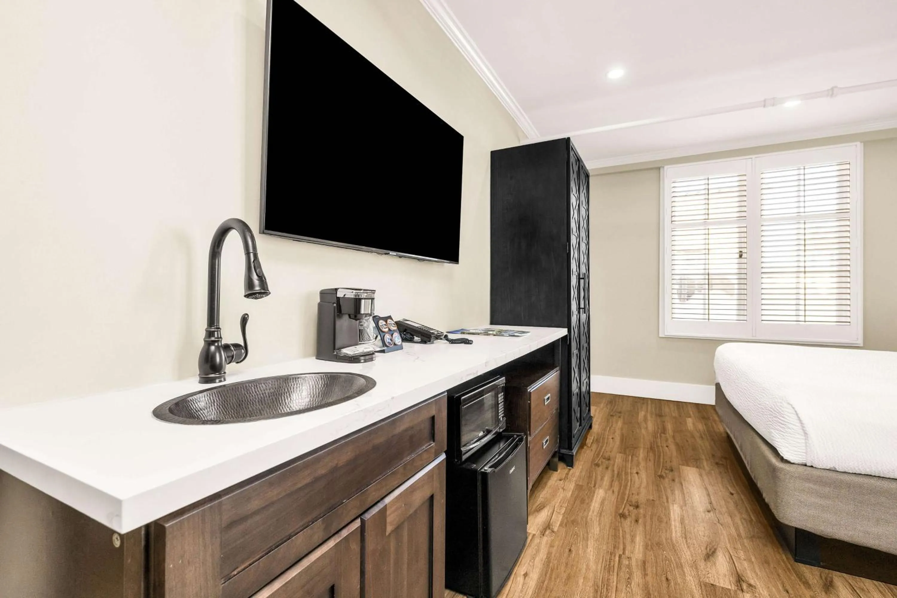 Photo of the whole room in Hotel Petaluma, Tapestry Collection by Hilton