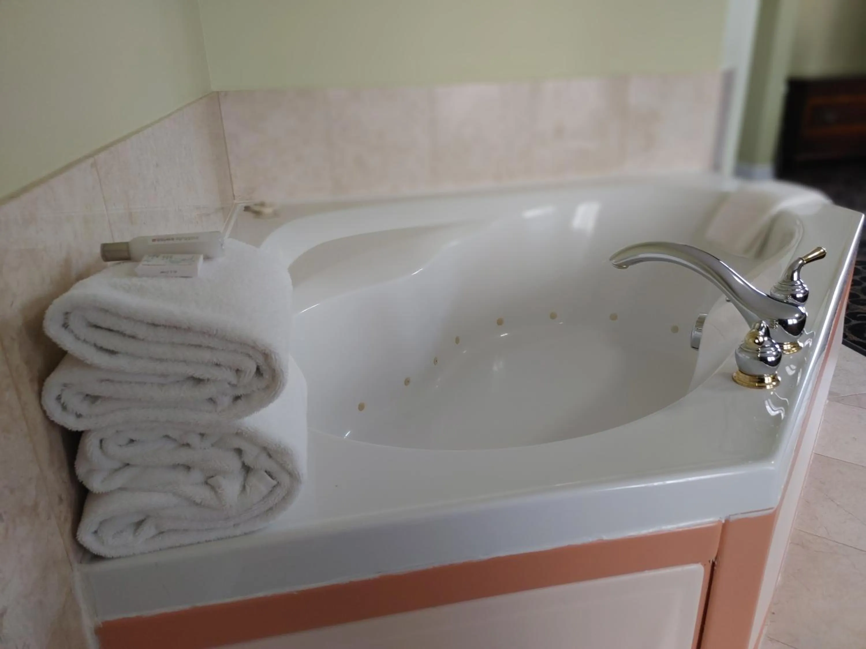 Hot Tub in North Bay Inn