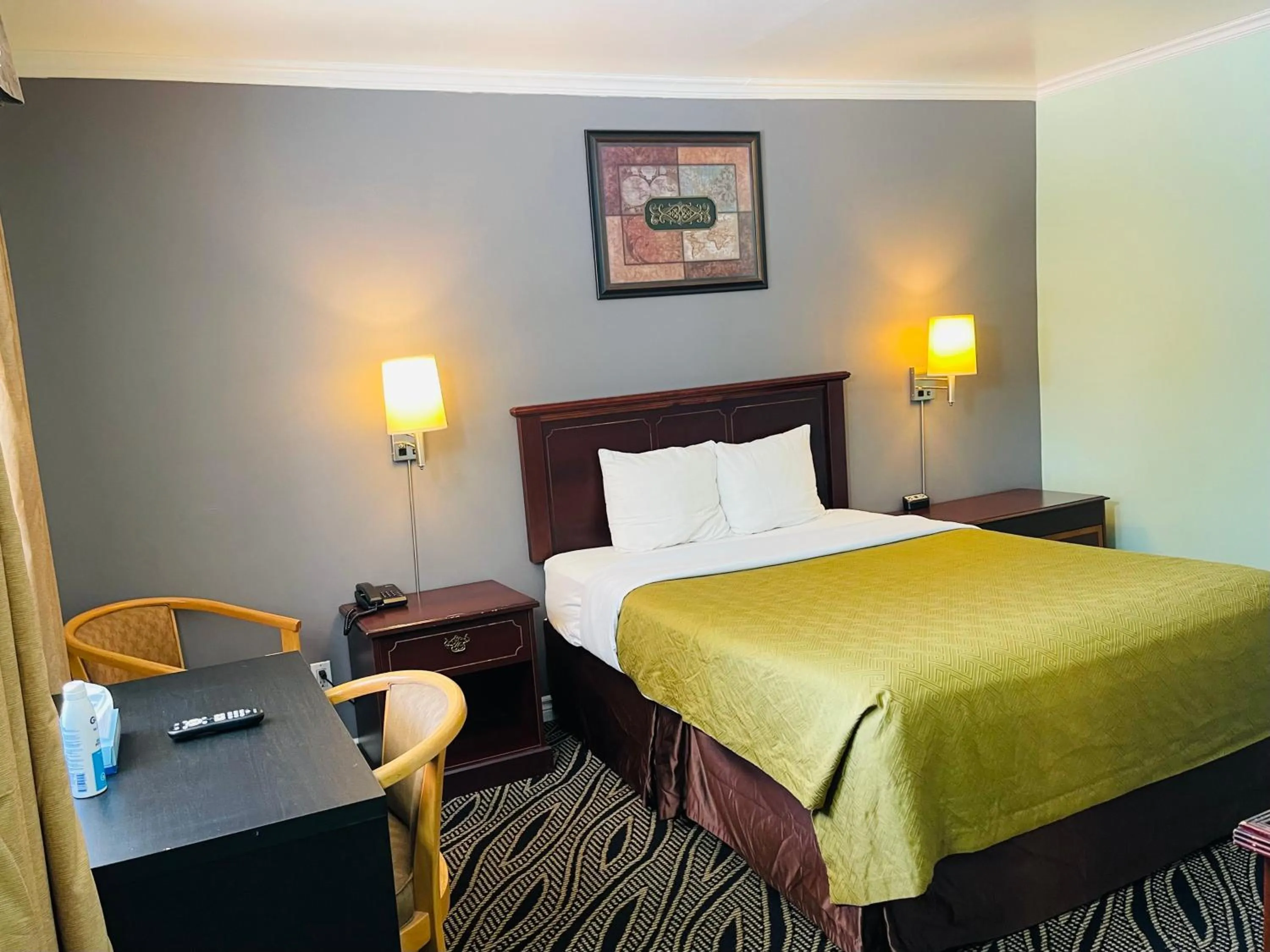 Photo of the whole room, Bed in North Bay Inn