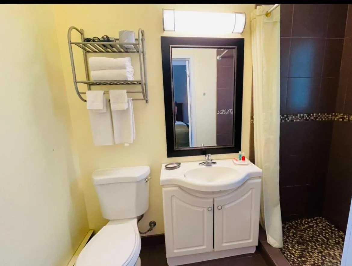 Bathroom in North Bay Inn