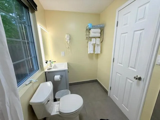 Toilet in North Bay Inn