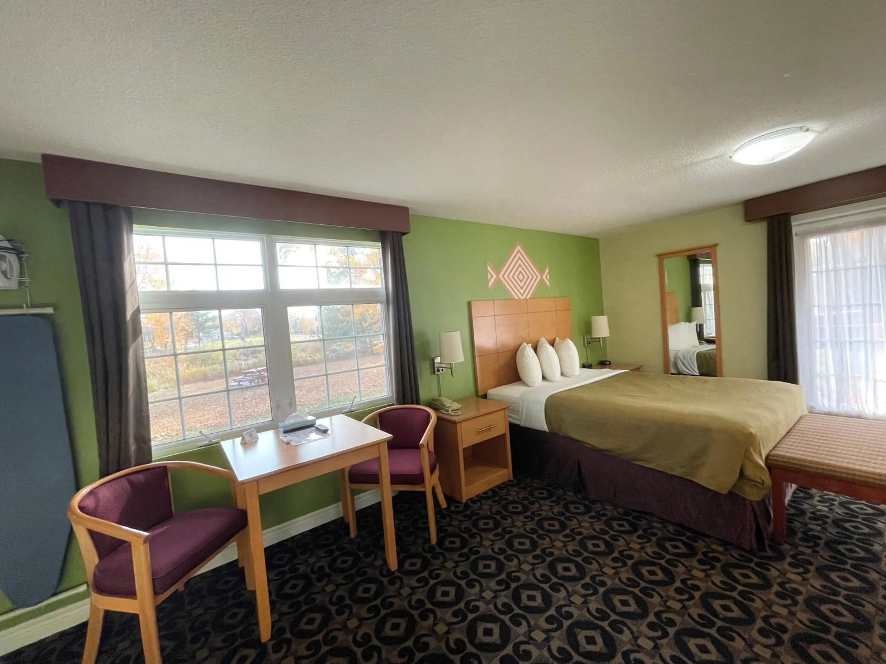 Seating area, Bed in North Bay Inn