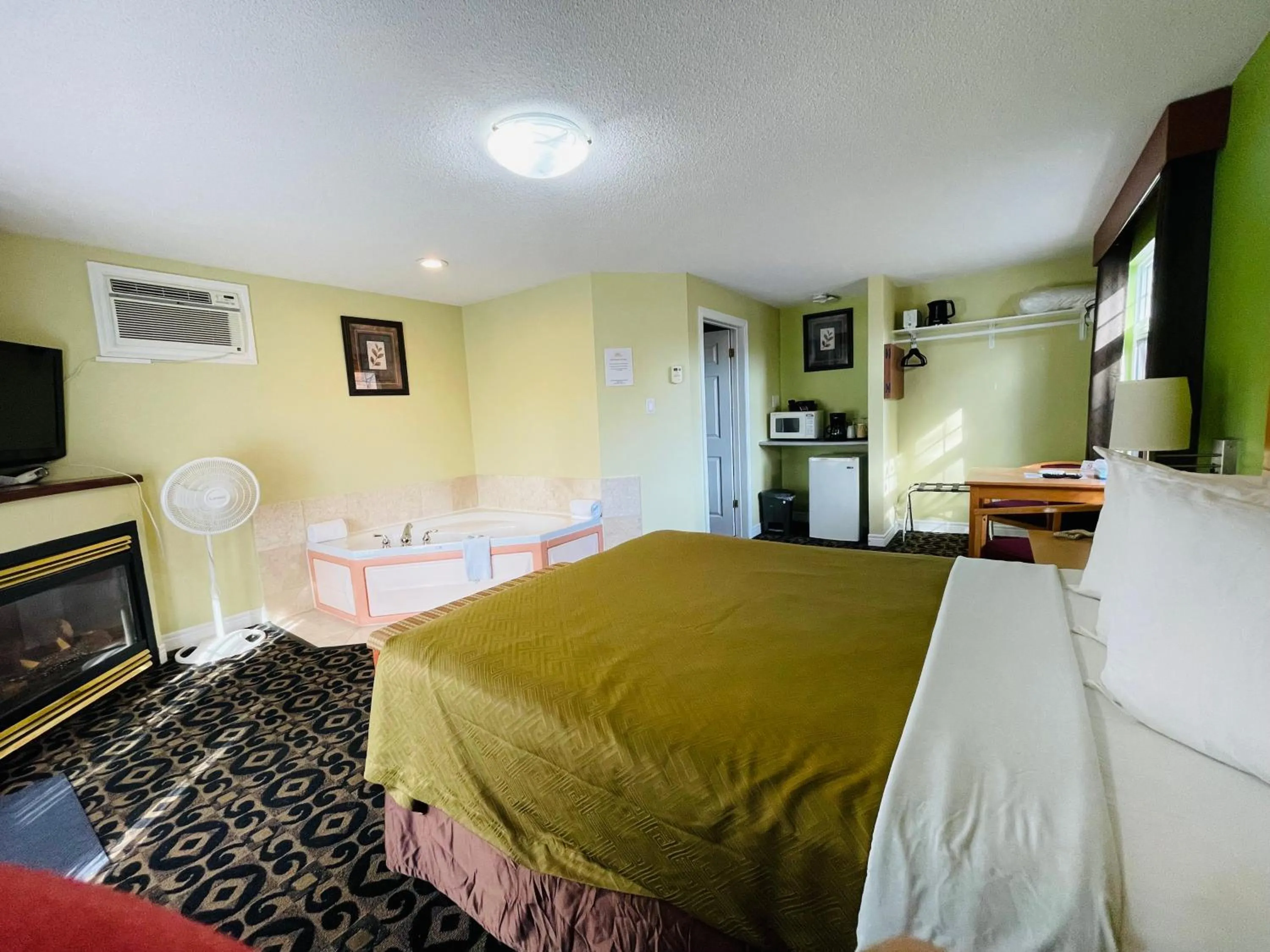 Photo of the whole room, Bed in North Bay Inn