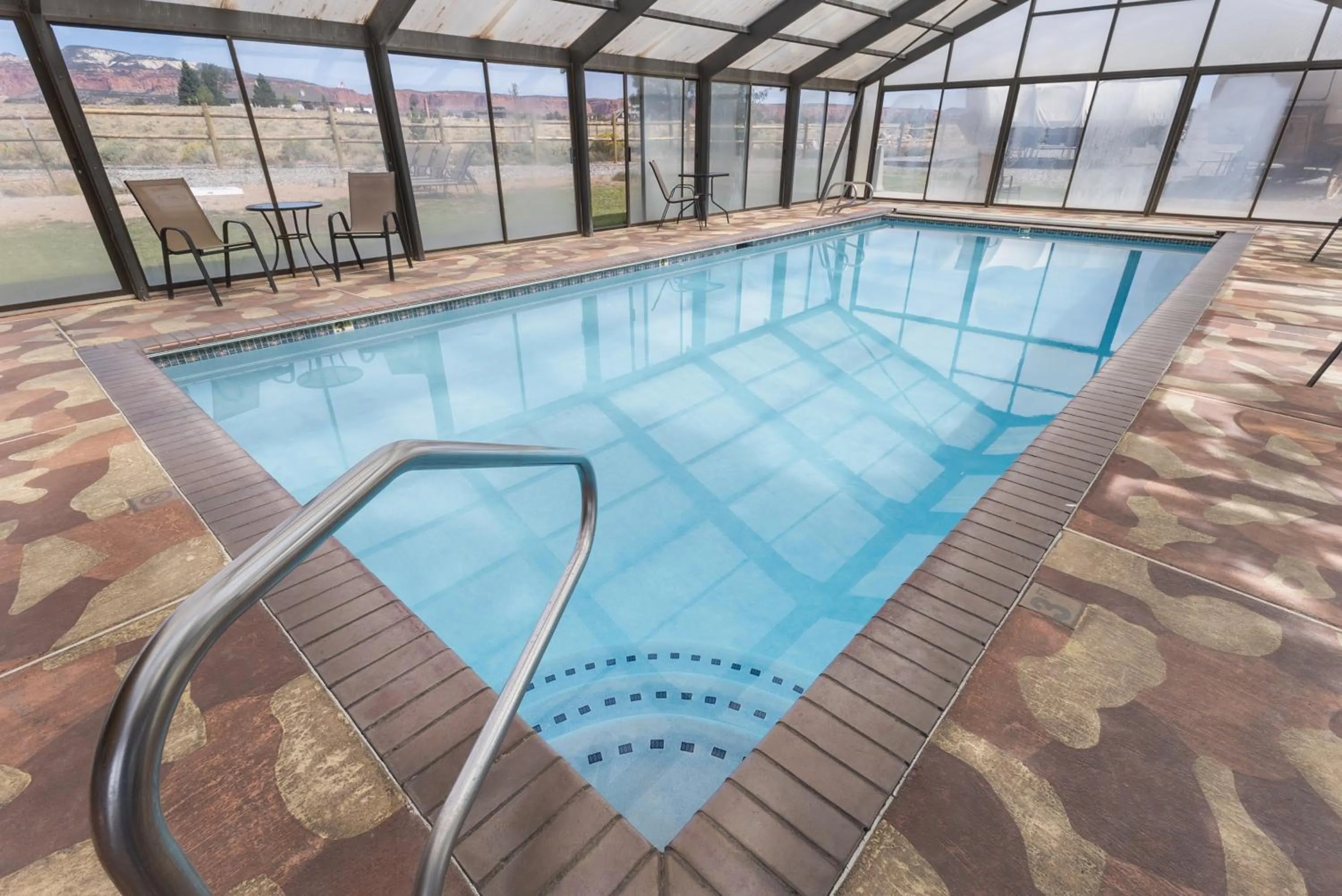 Swimming pool in Broken Spur Inn & Steakhouse