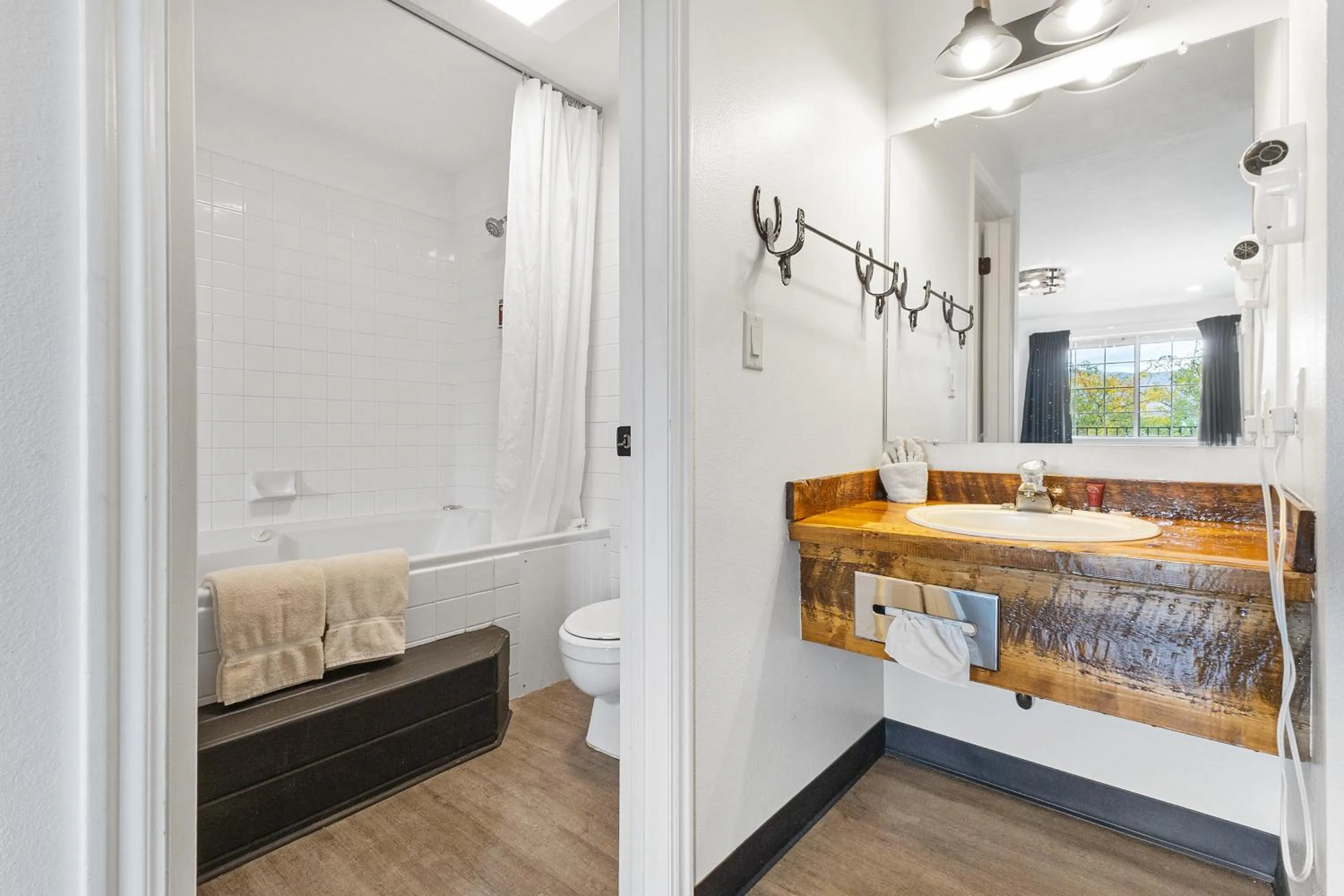 Bath, Bed in Broken Spur Inn & Steakhouse