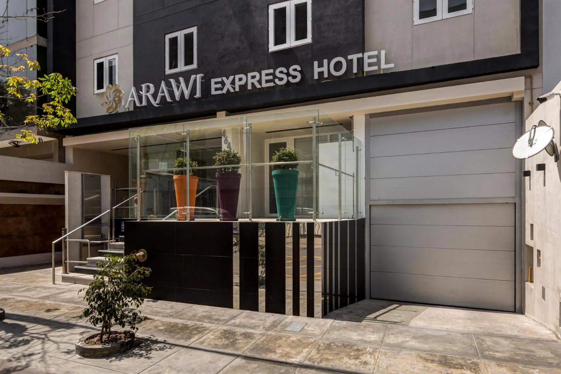 Facade/entrance in Arawi Miraflores Express