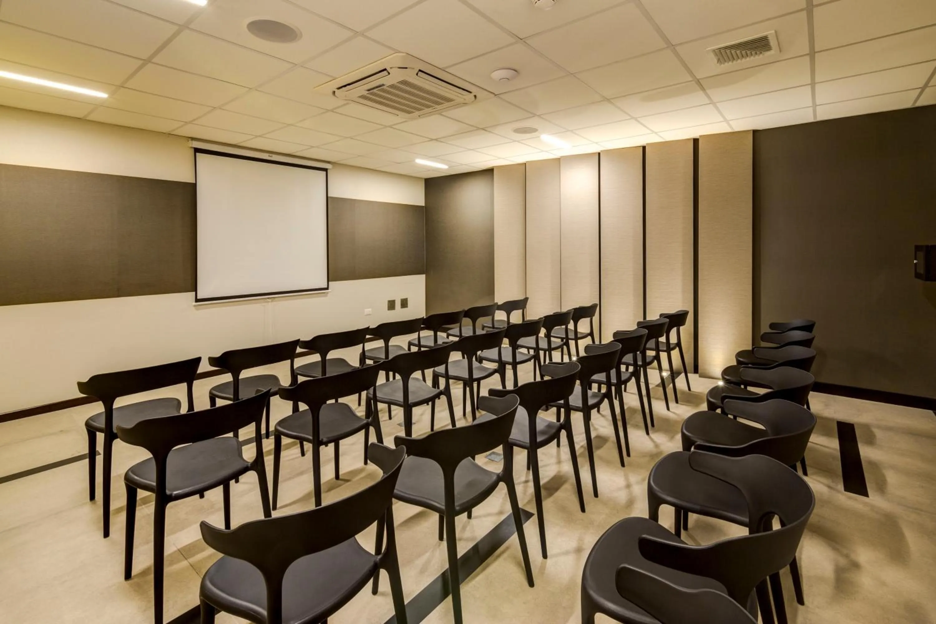 Business facilities in Arawi Miraflores Express