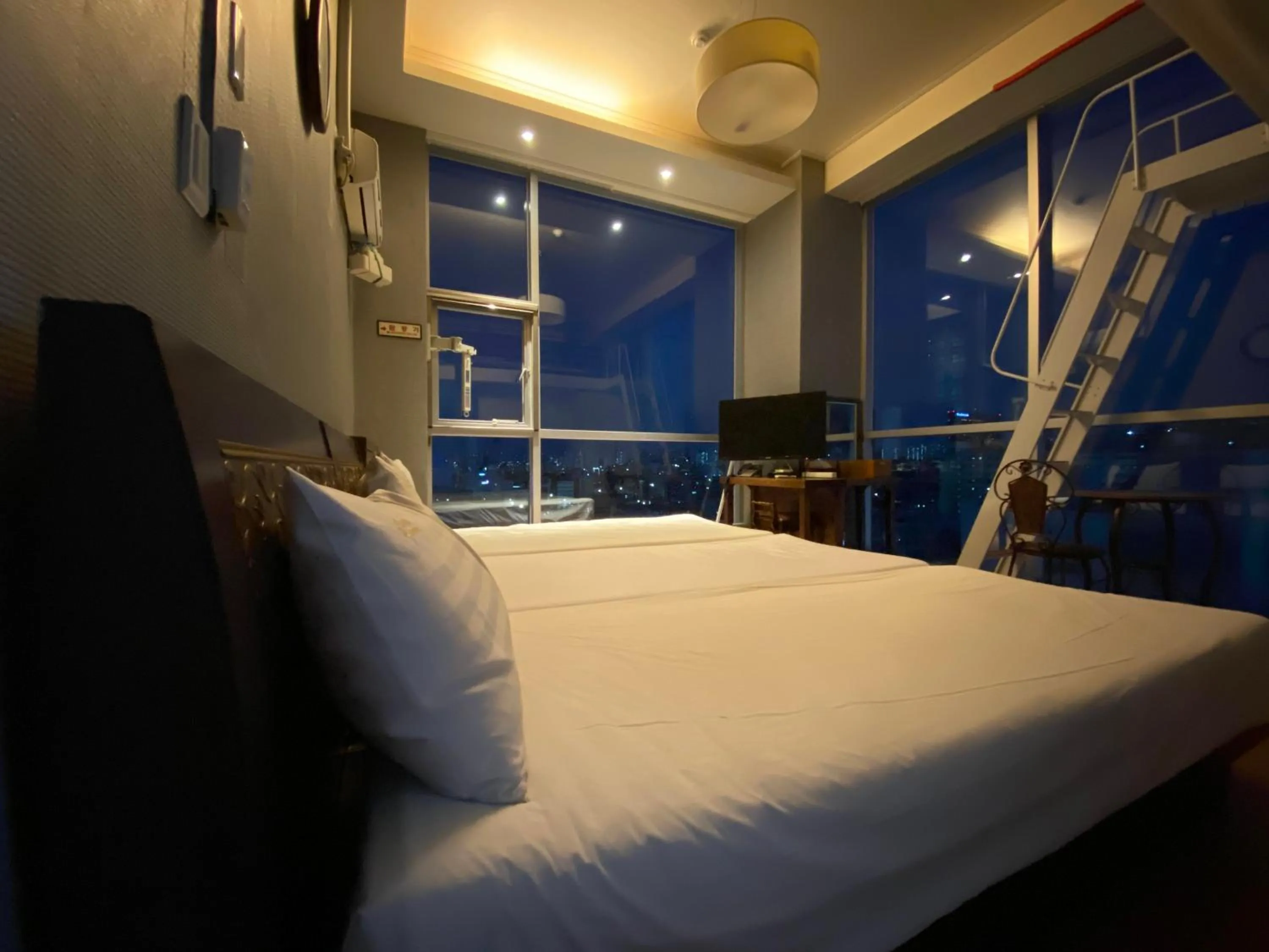 Photo of the whole room, Bed in Myeongdong Merlin Hotel