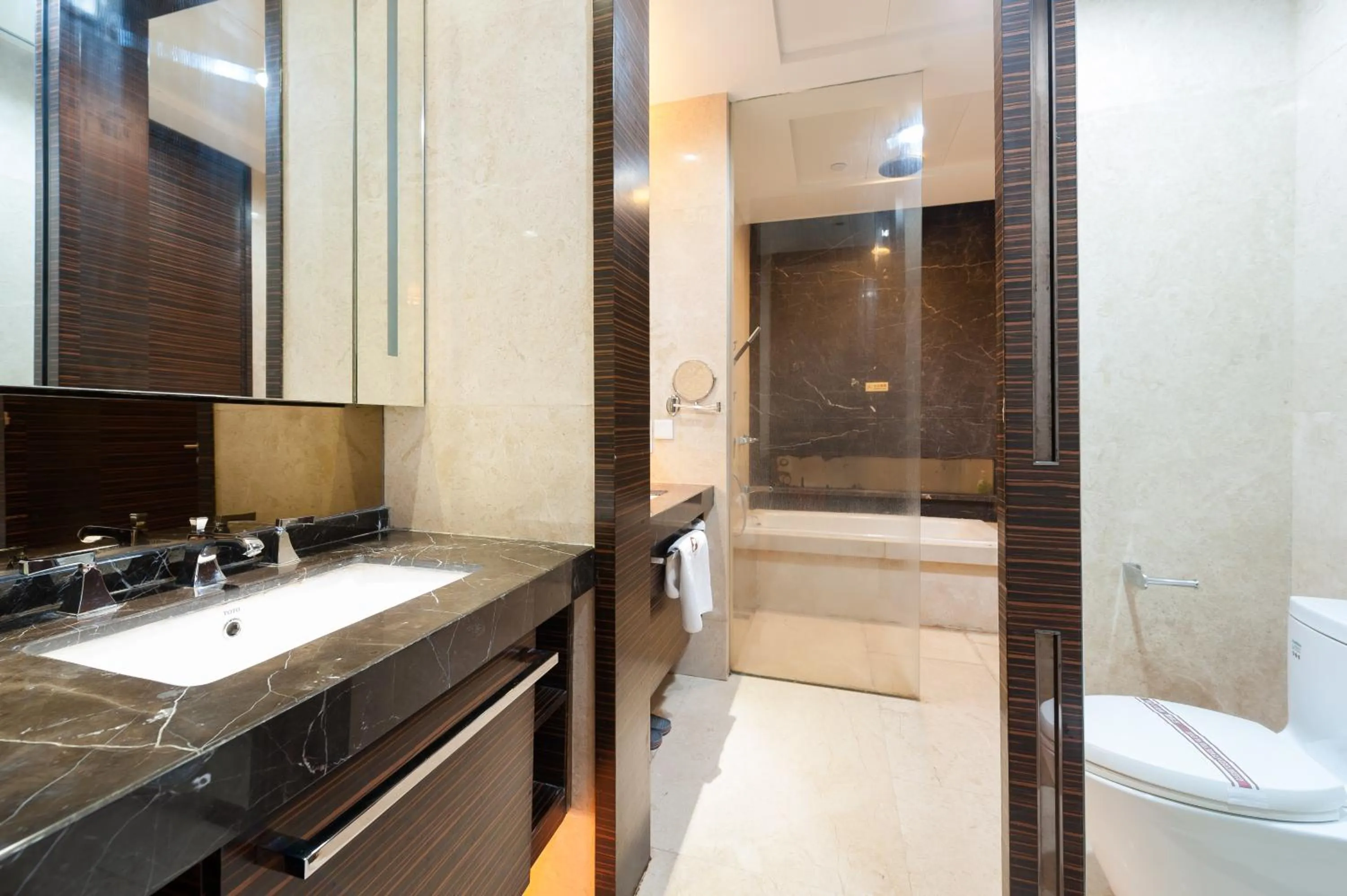 Shower in Yicheng Pazhou Poly World Trade Centre Apartment
