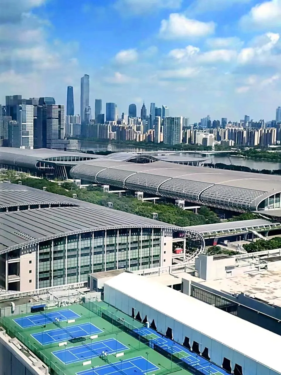 Property building in Yicheng Pazhou Poly World Trade Centre Apartment