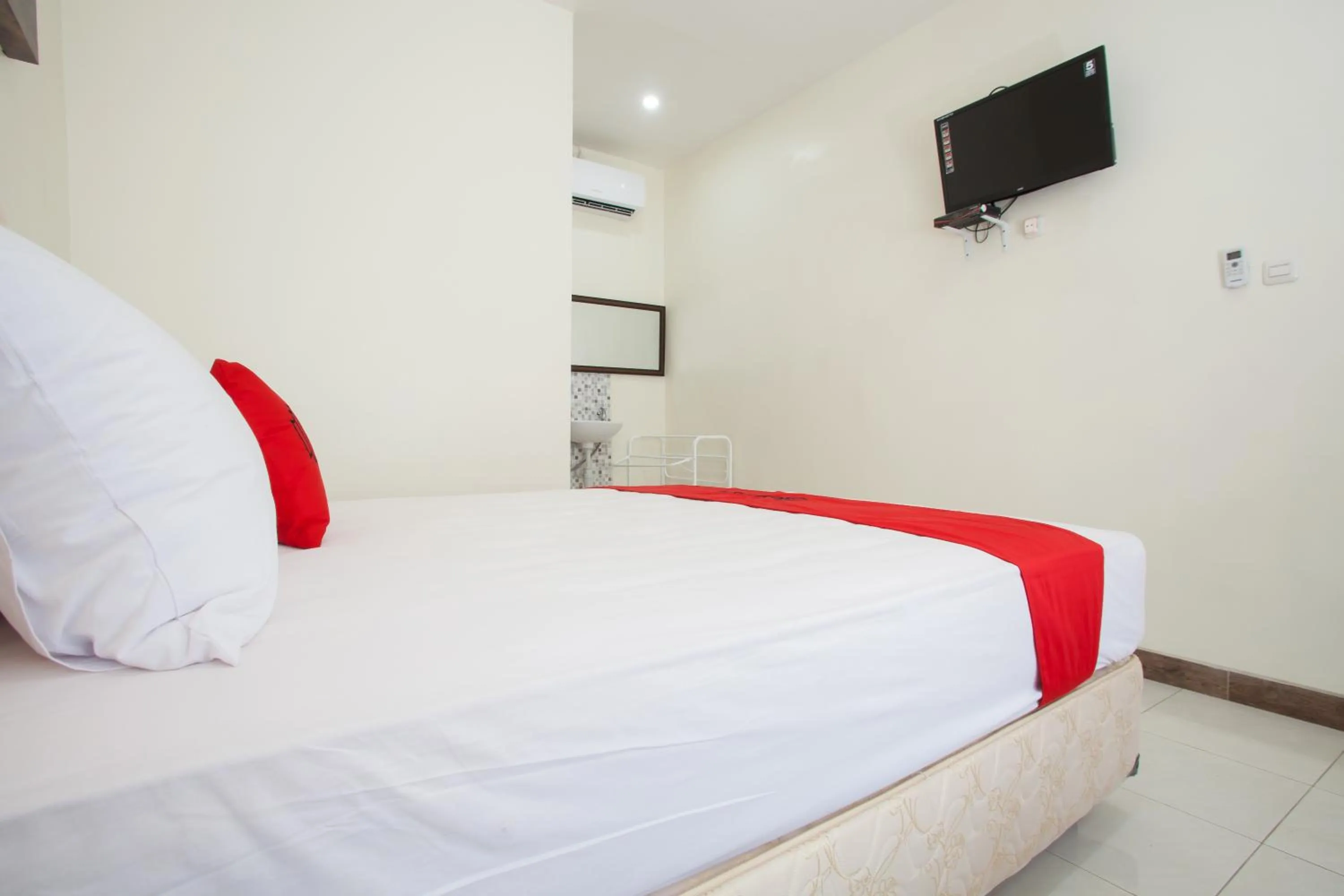 Bedroom, Bed in RedDoorz @ Panglima Sudirman Probolinggo