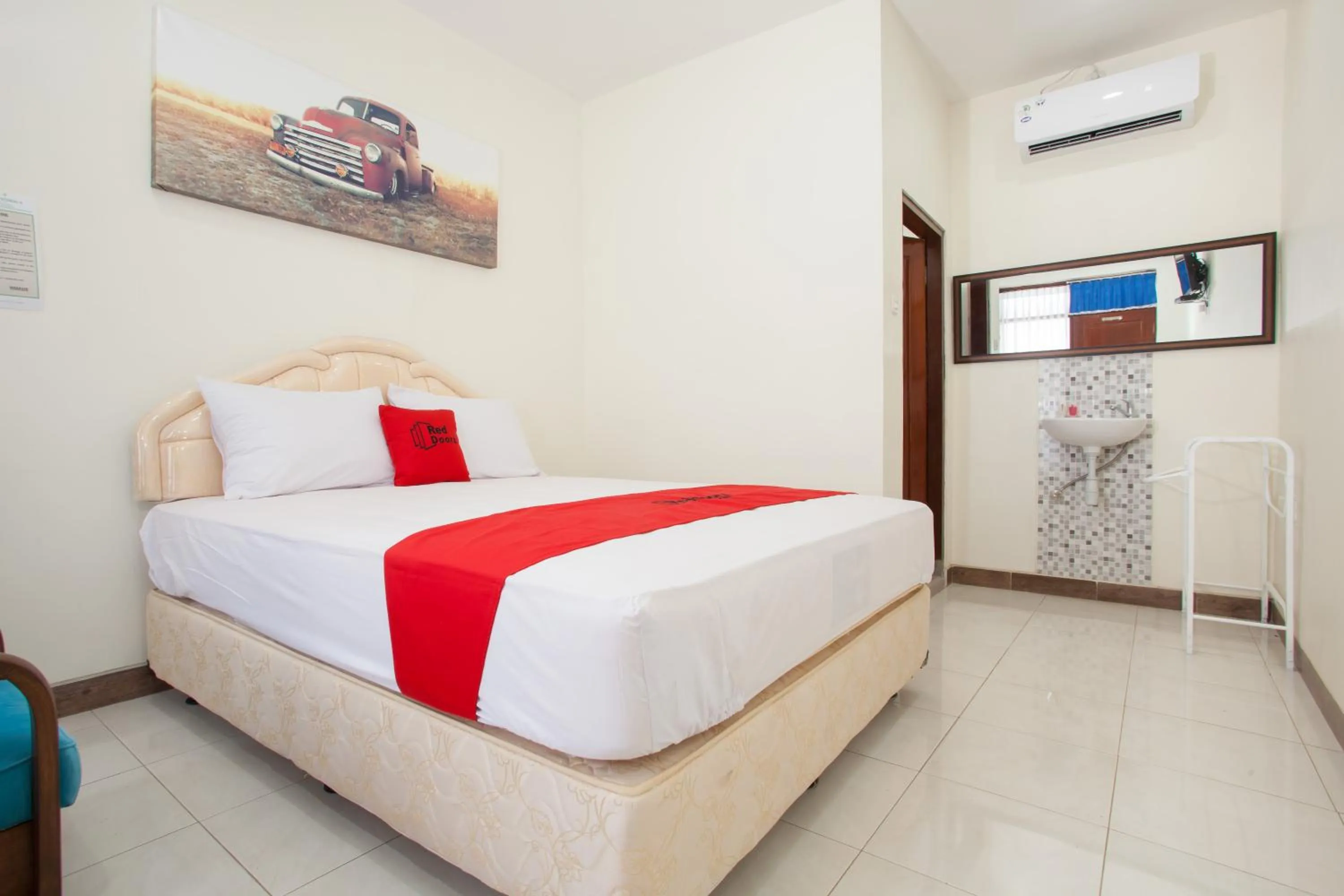 Bedroom, Bed in RedDoorz @ Panglima Sudirman Probolinggo