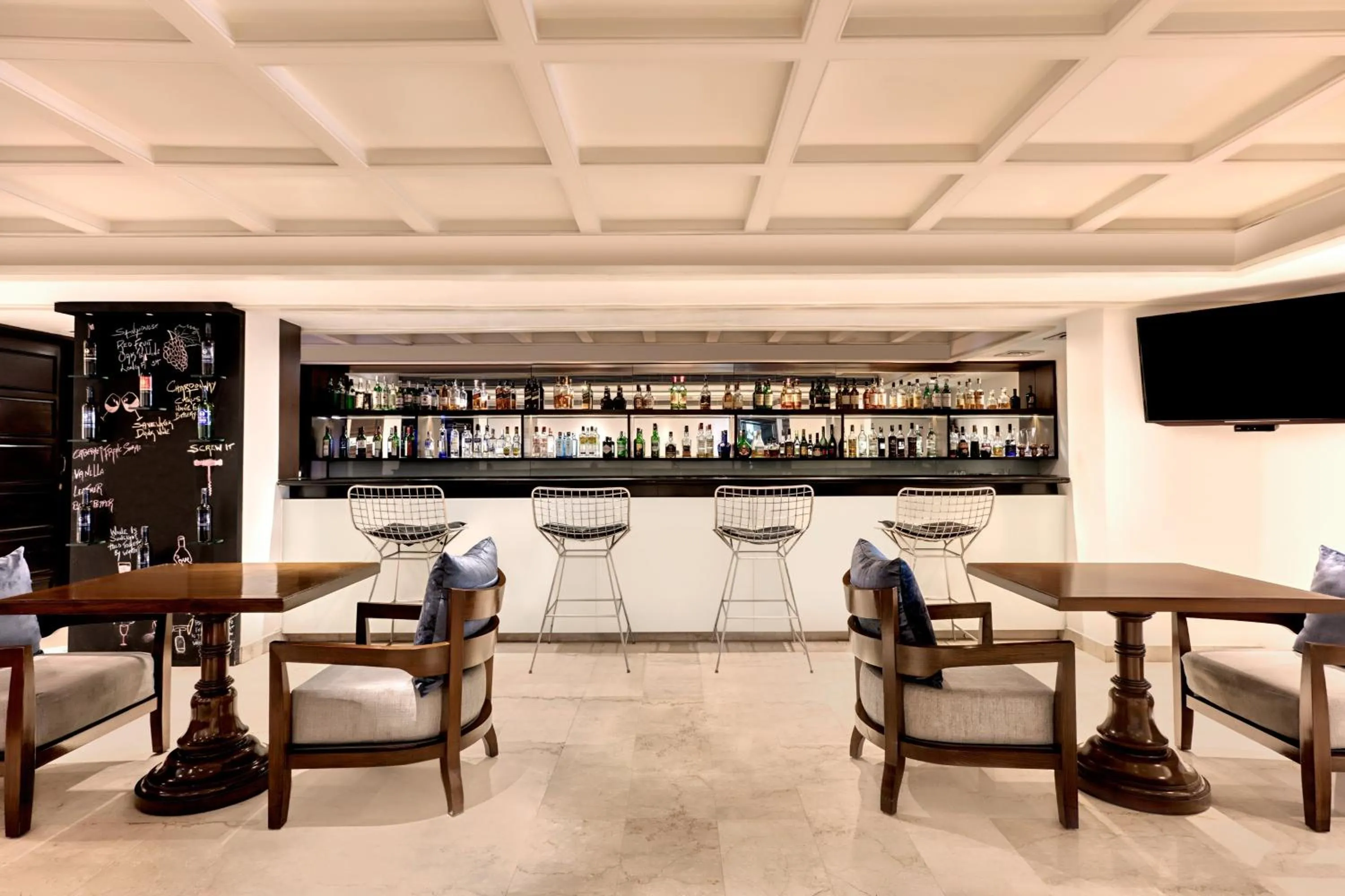 Lounge or bar in Le Meridien Kochi