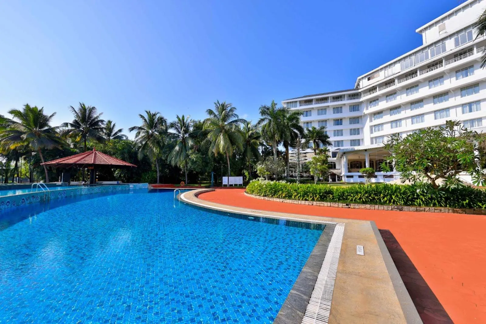 Swimming pool in Le Meridien Kochi