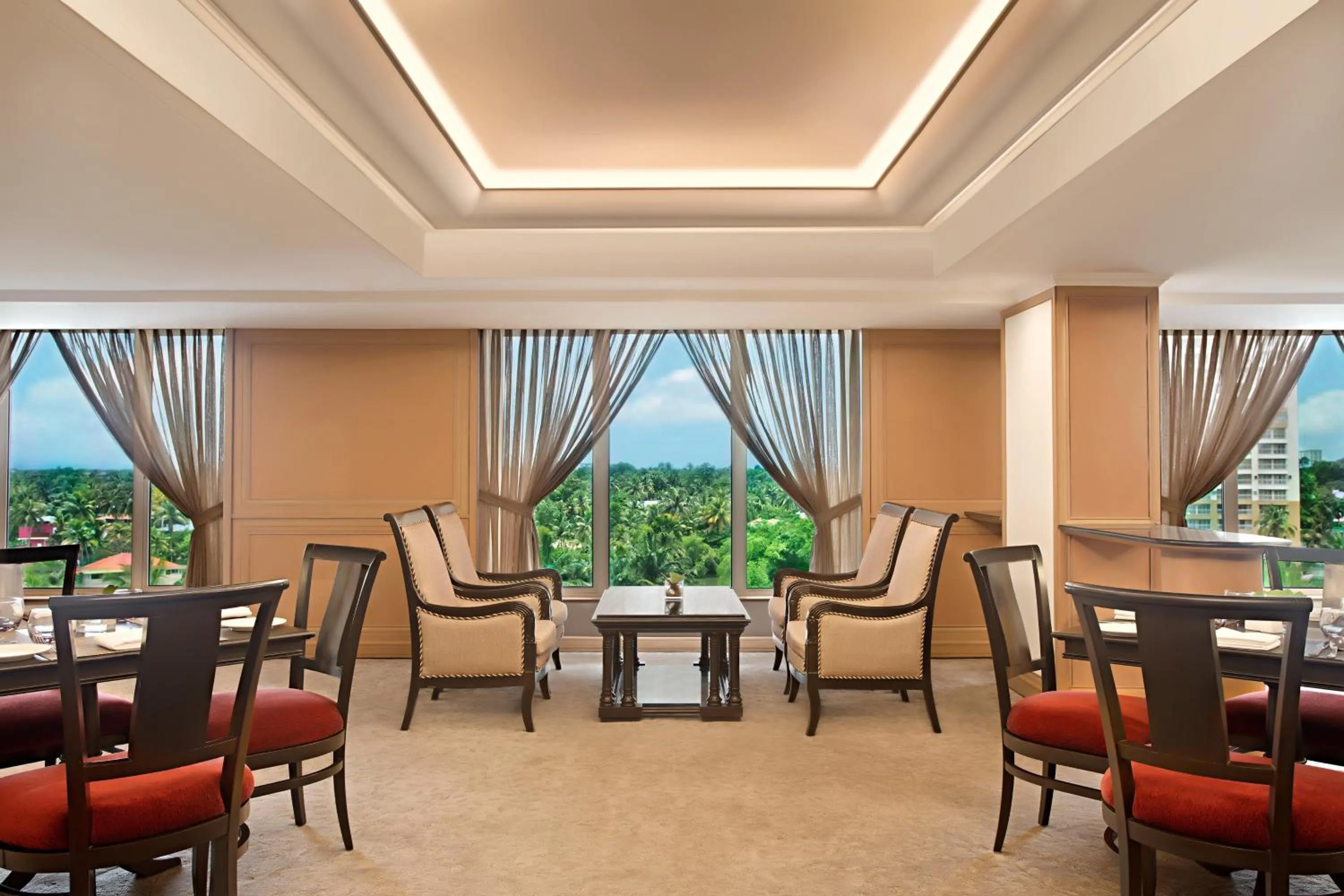 Lounge or bar in Le Meridien Kochi