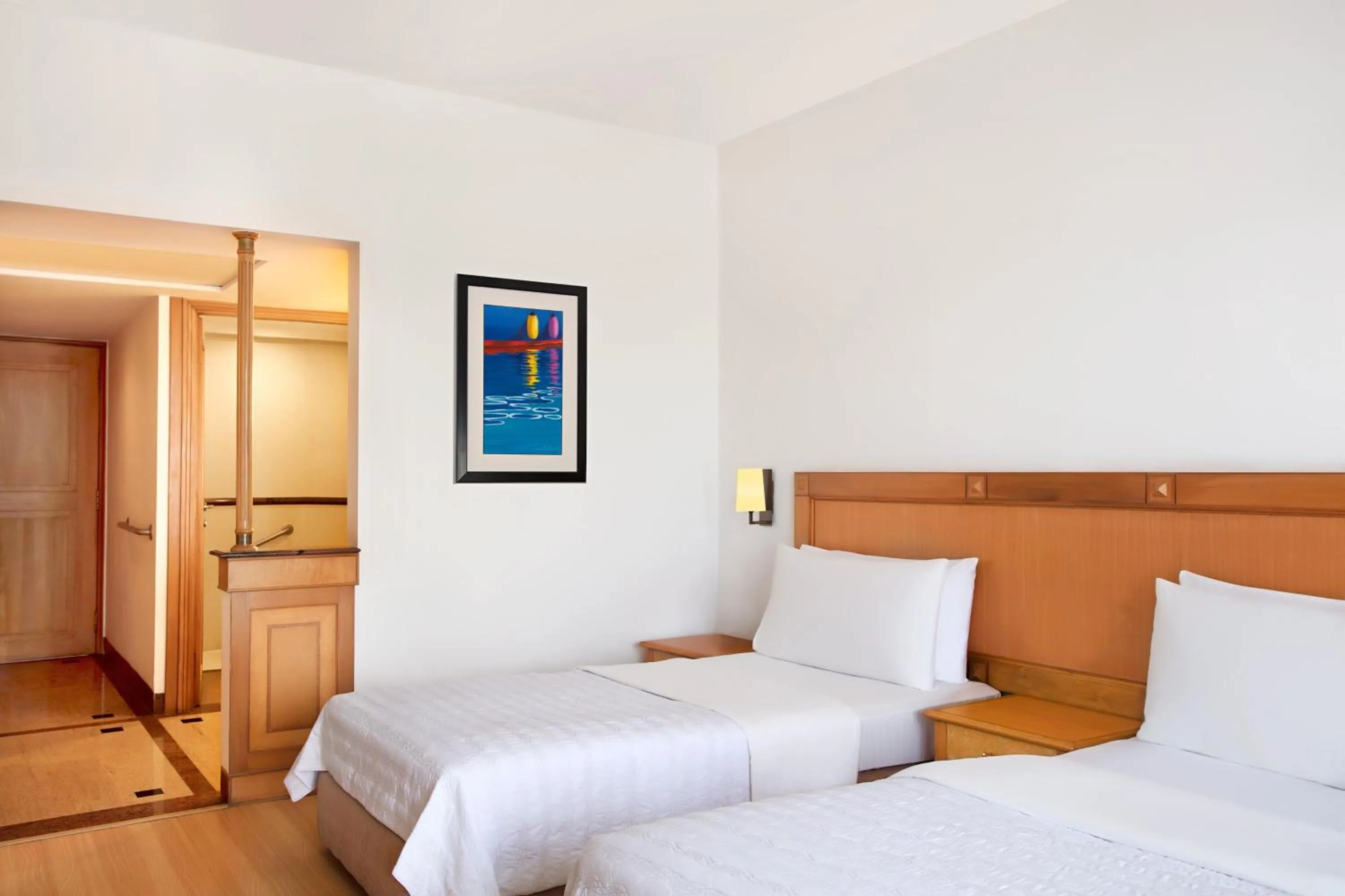 Photo of the whole room, Bed in Le Meridien Kochi