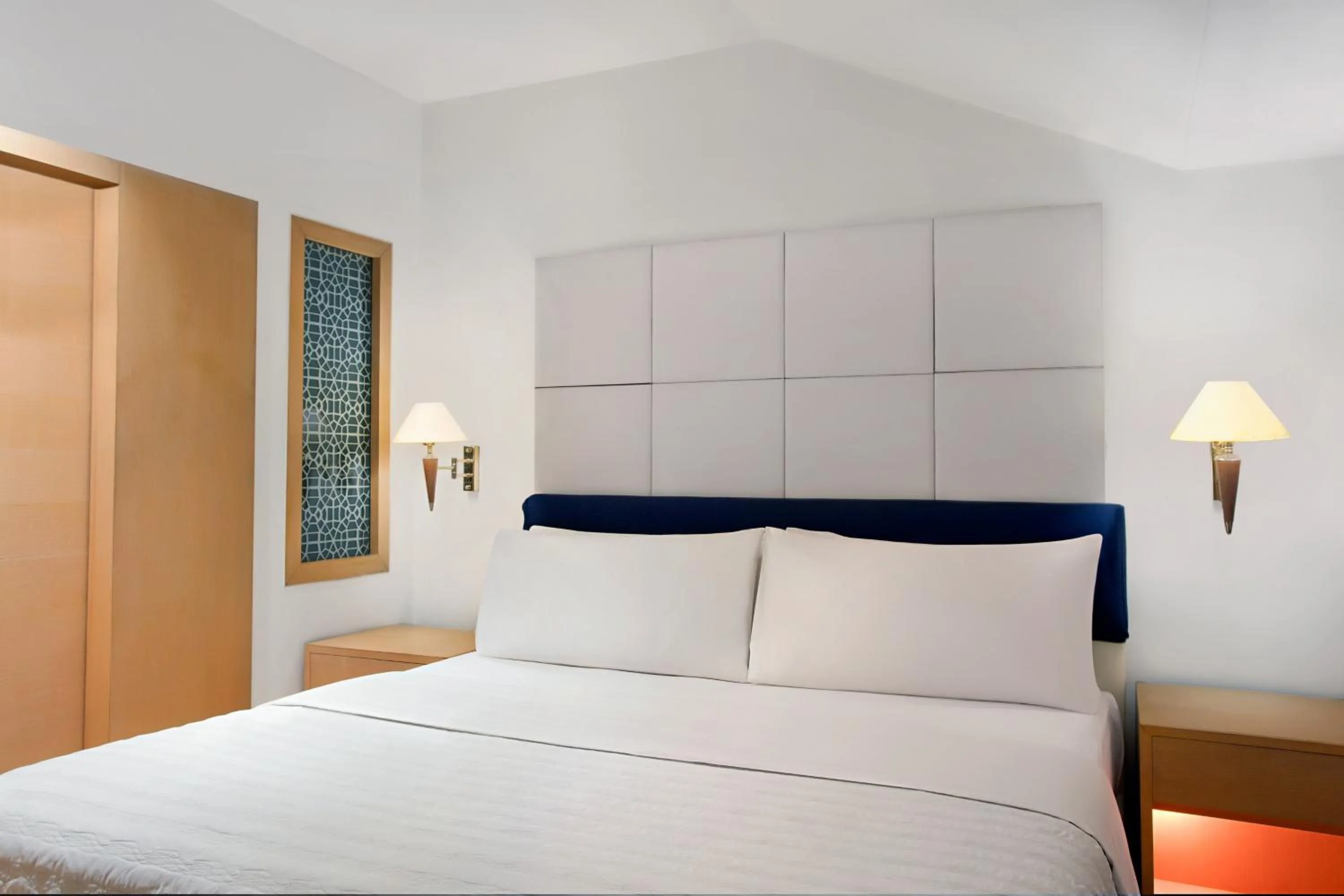 Photo of the whole room, Bed in Le Meridien Kochi