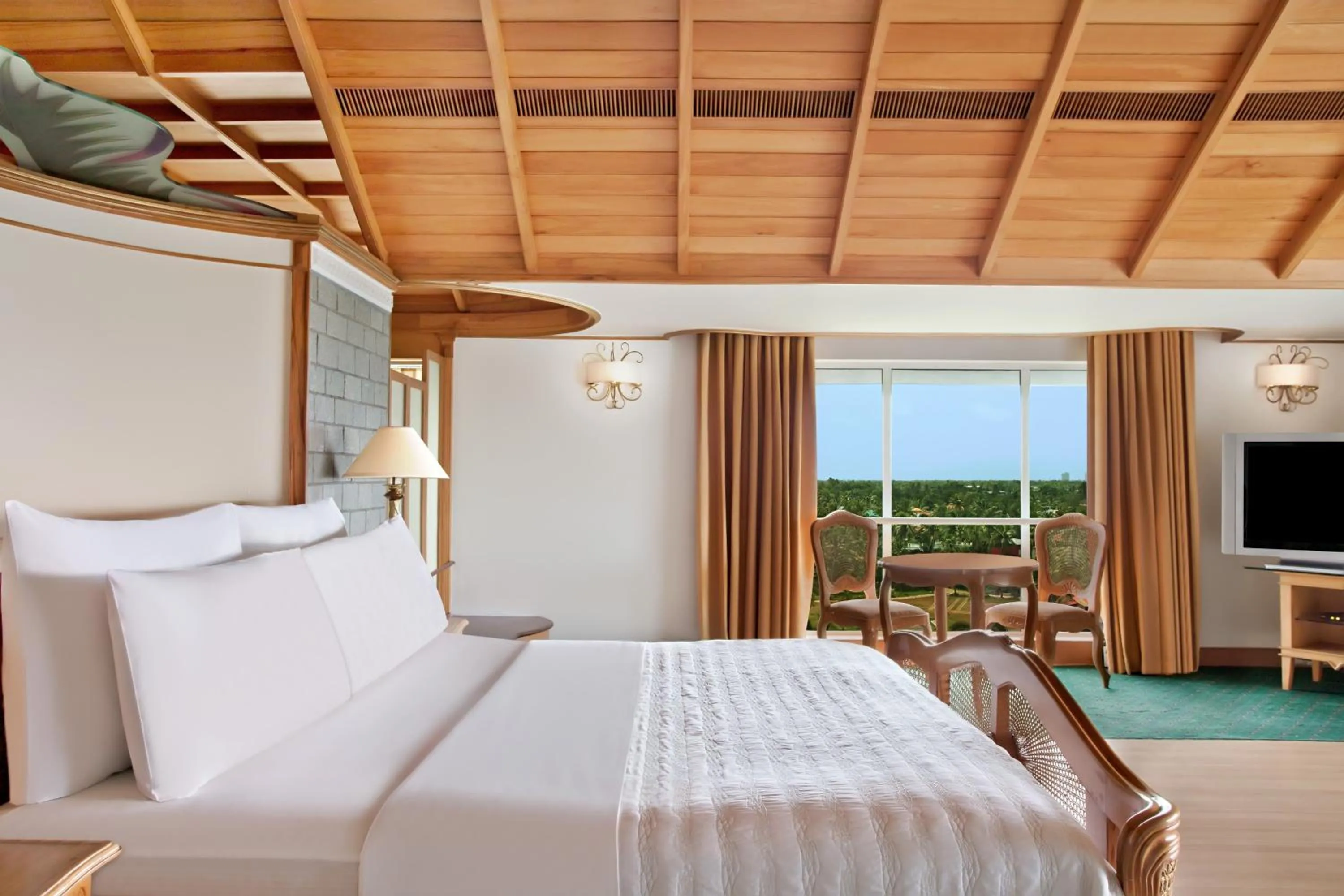 Photo of the whole room, Bed in Le Meridien Kochi