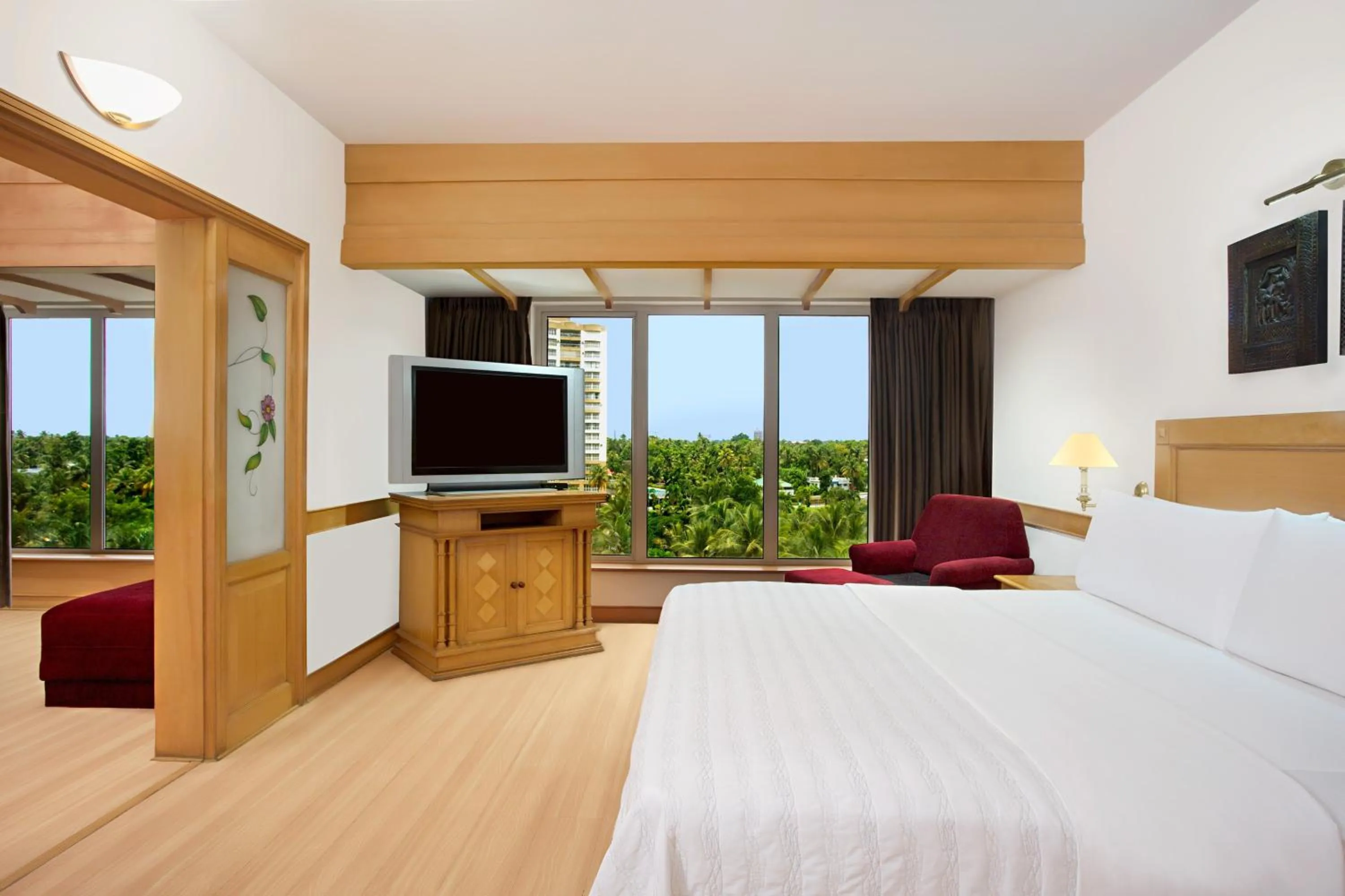 Photo of the whole room, Bed in Le Meridien Kochi