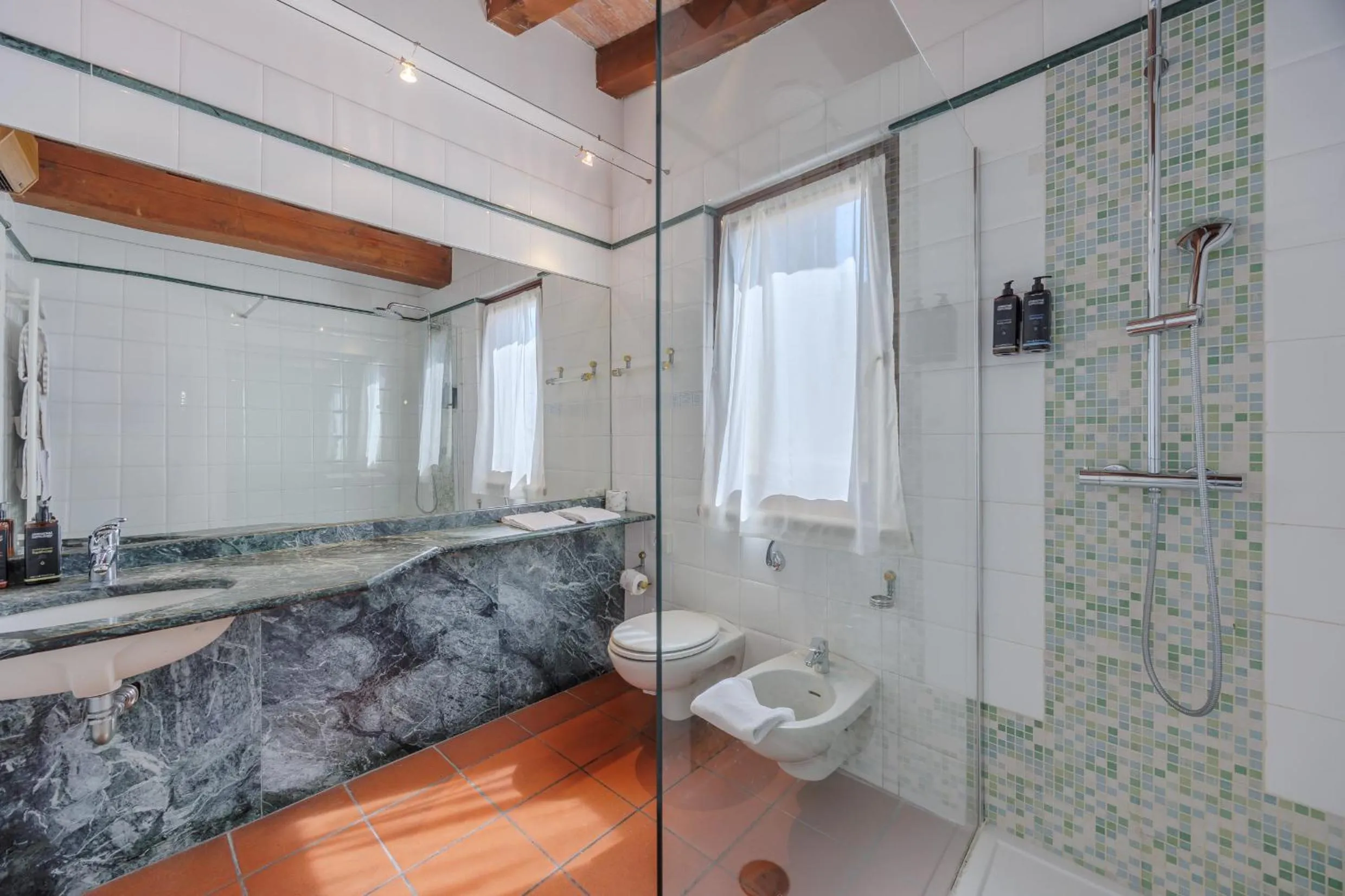 Bathroom in Hotel Degli Oleandri