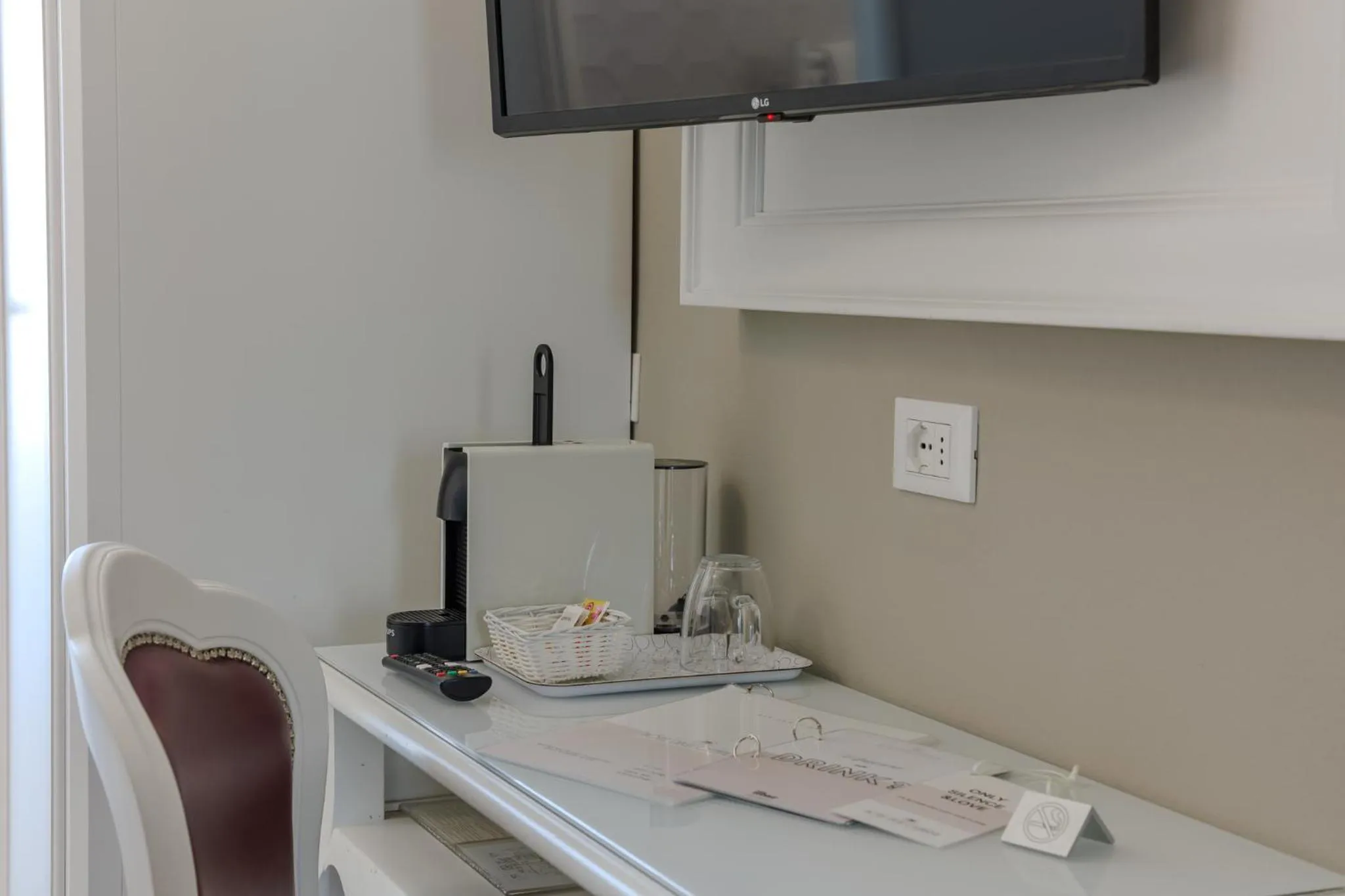 Photo of the whole room in Hotel Degli Oleandri