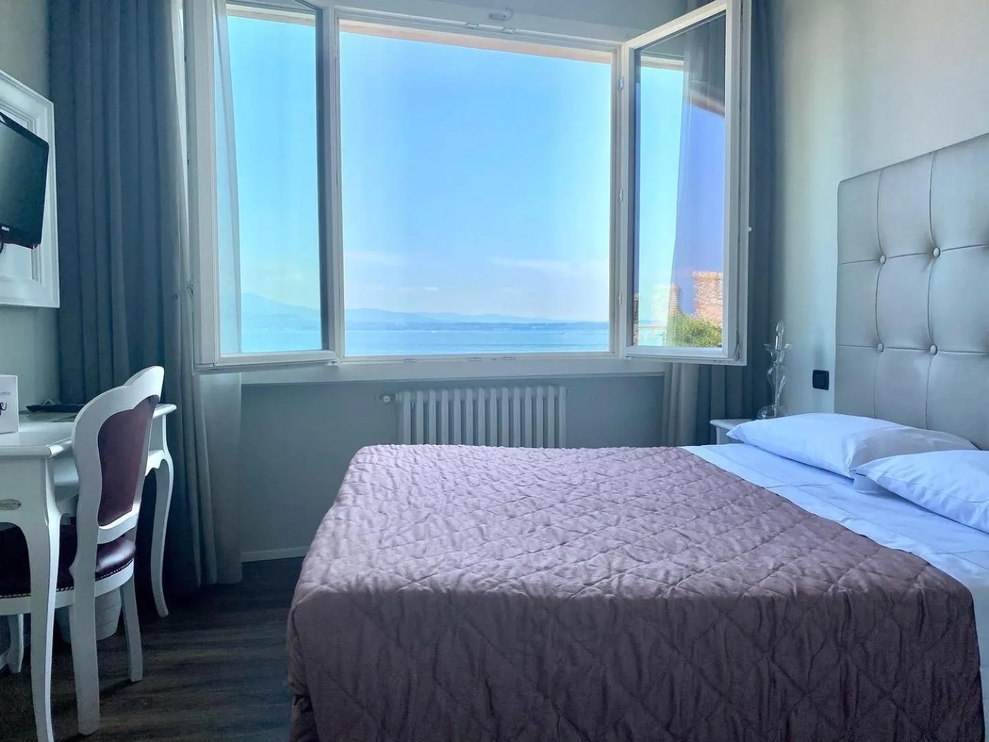 Lake view, Bed in Hotel Degli Oleandri