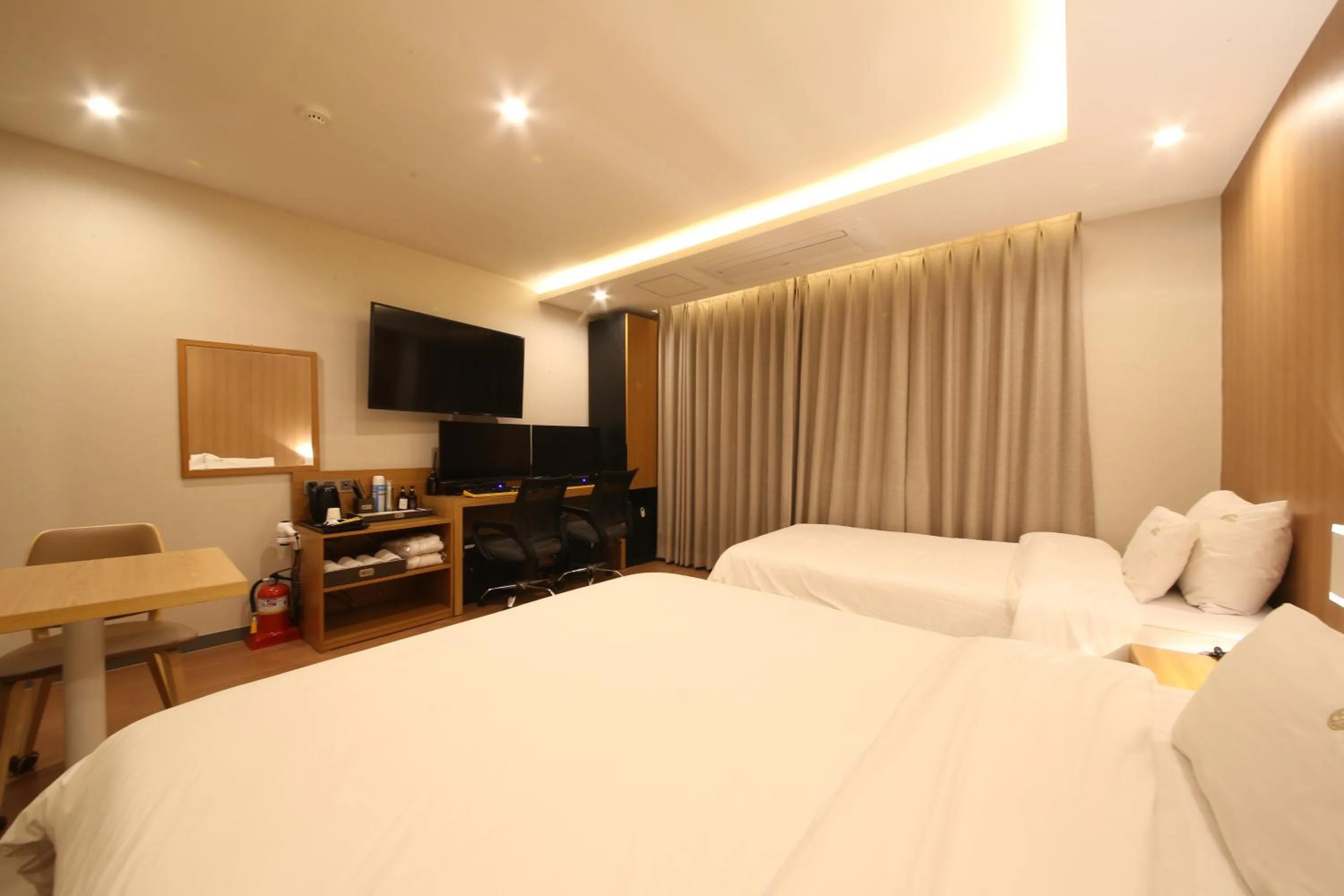 Living room, Bed in Hotel Prima Busan
