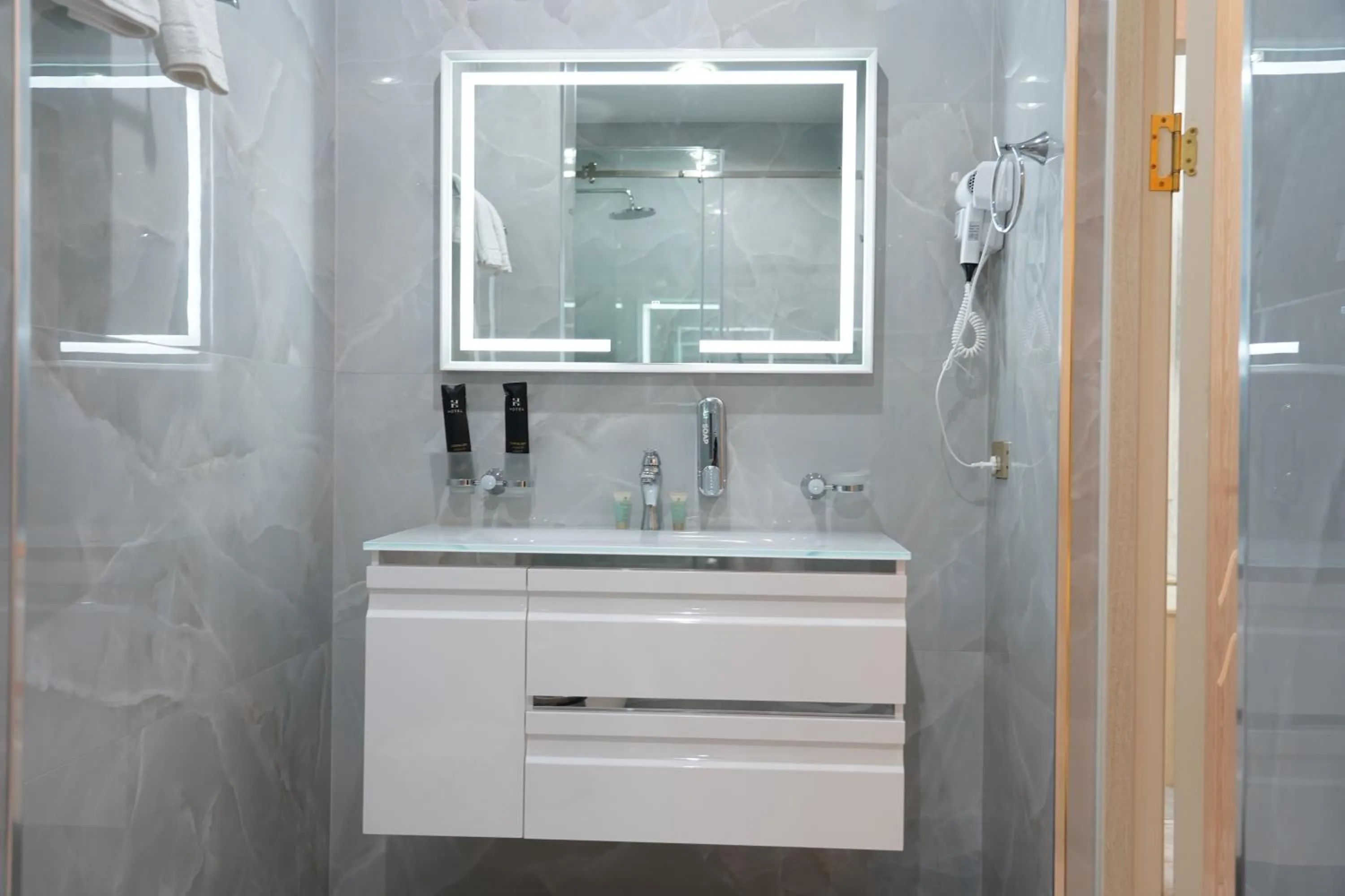 Shower in Shaxzoda Elite Hotel