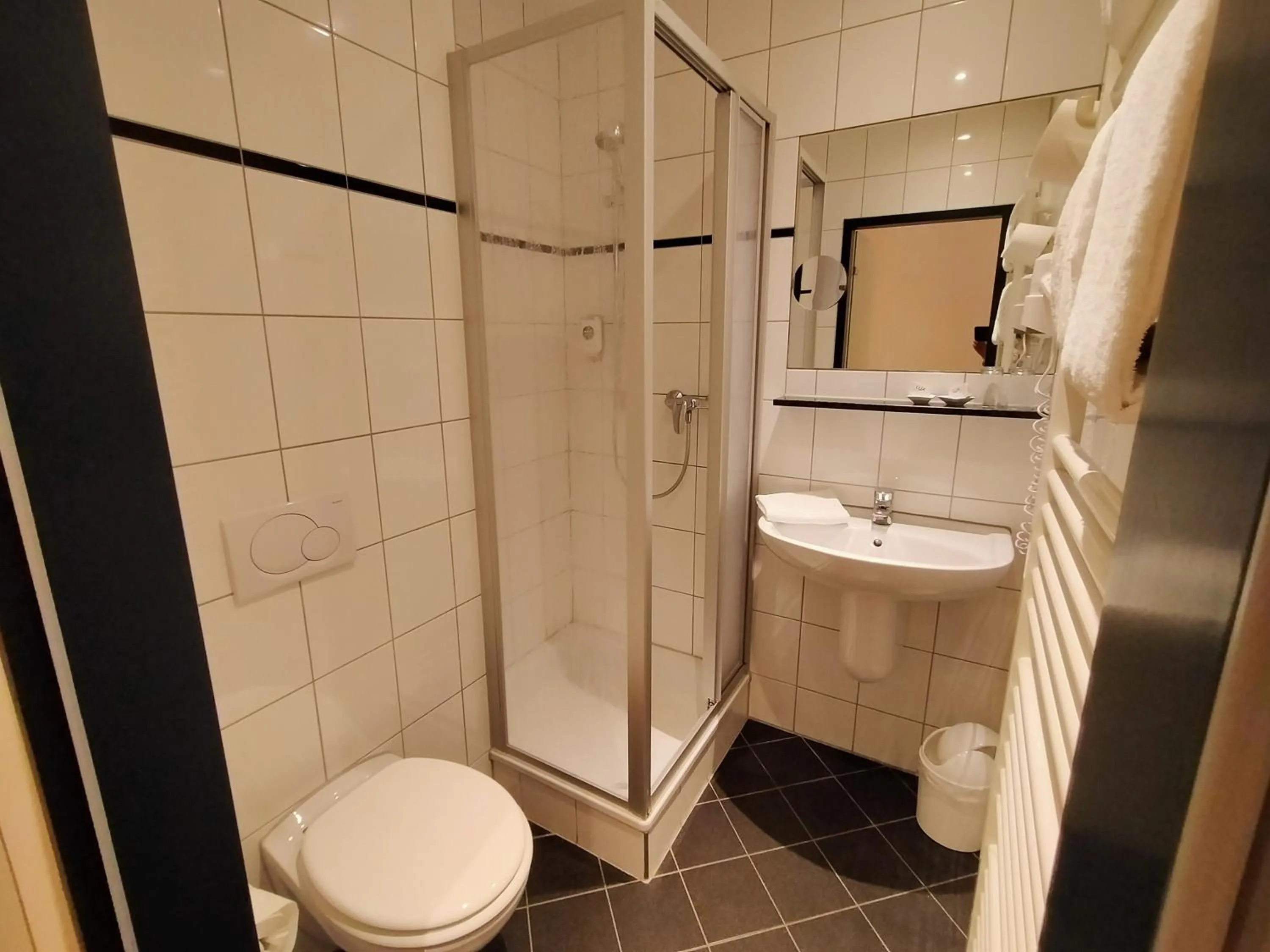 Bathroom in Hotel Xtra Gleis