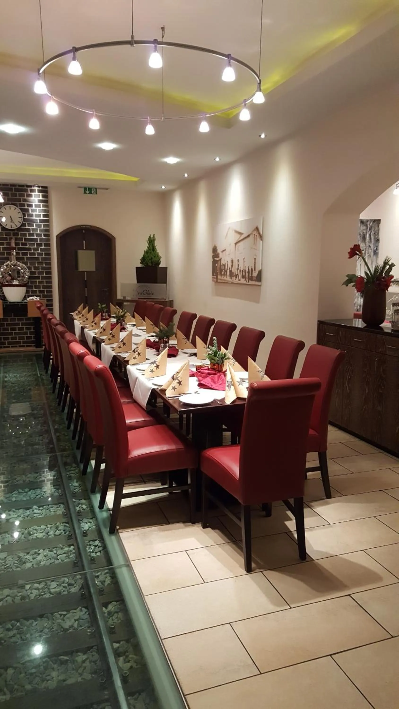 Restaurant/places to eat in Hotel Xtra Gleis