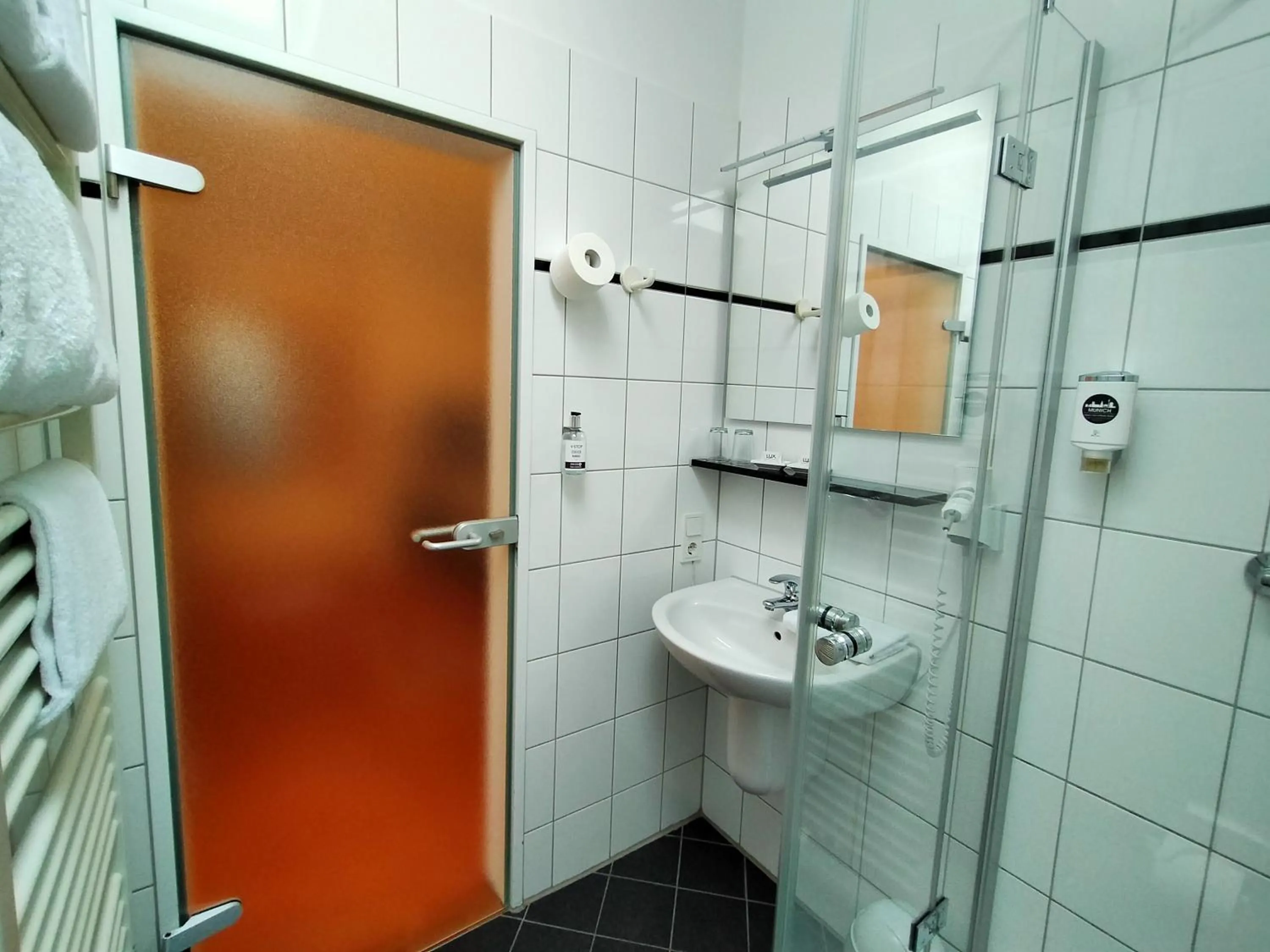 Bathroom in Hotel Xtra Gleis