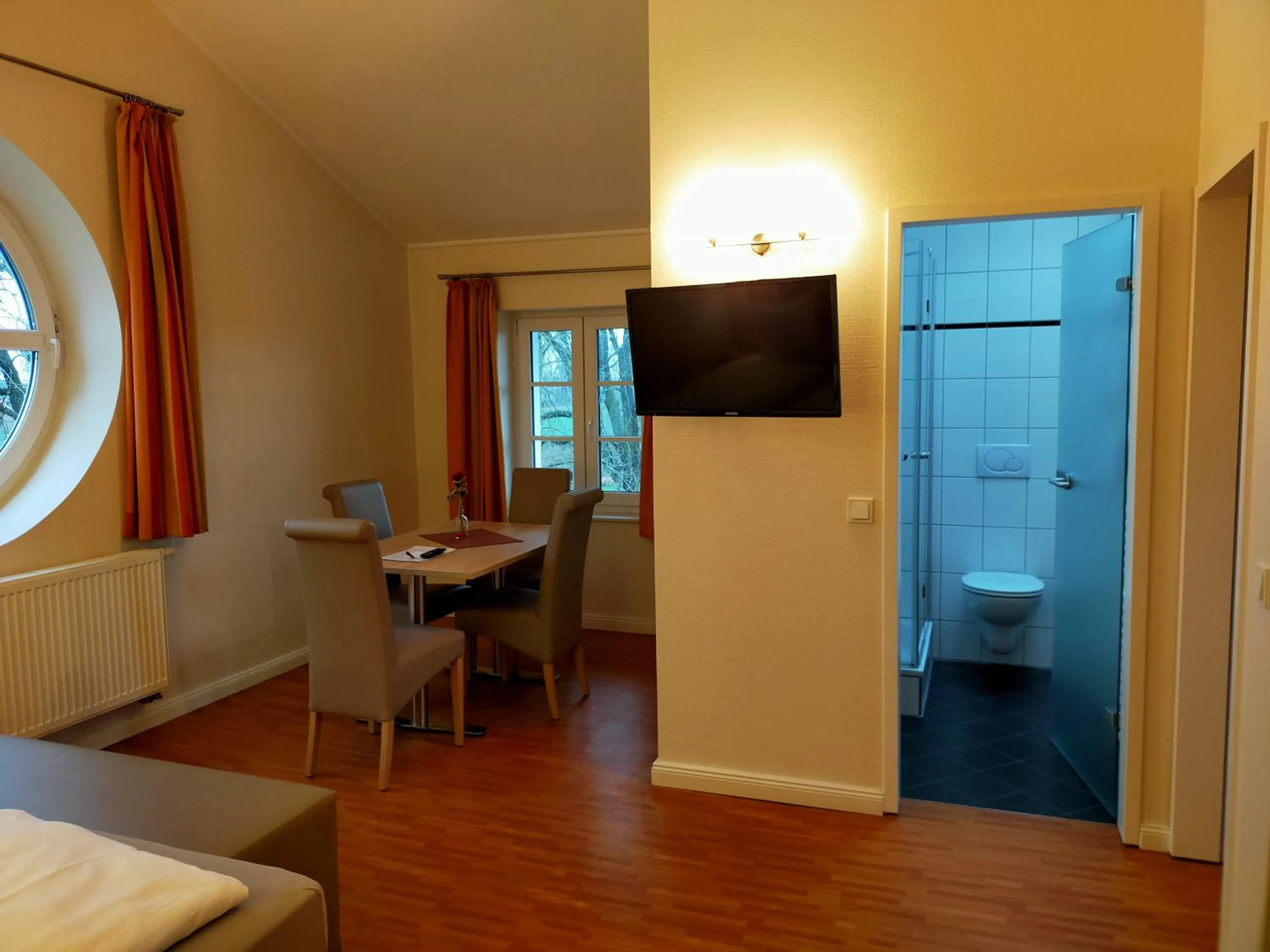 Seating area, Bed in Hotel Xtra Gleis