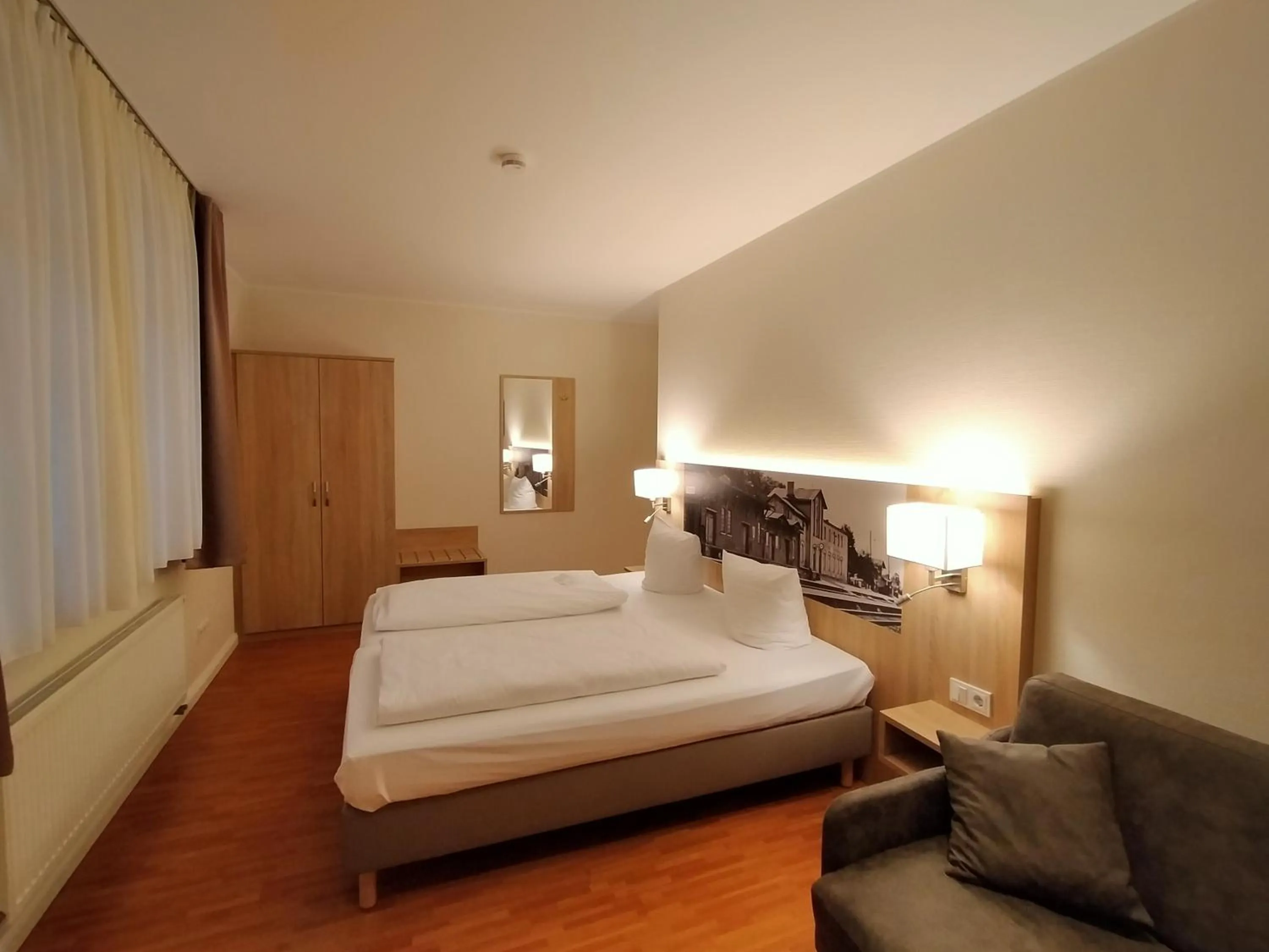 Photo of the whole room, Bed in Hotel Xtra Gleis