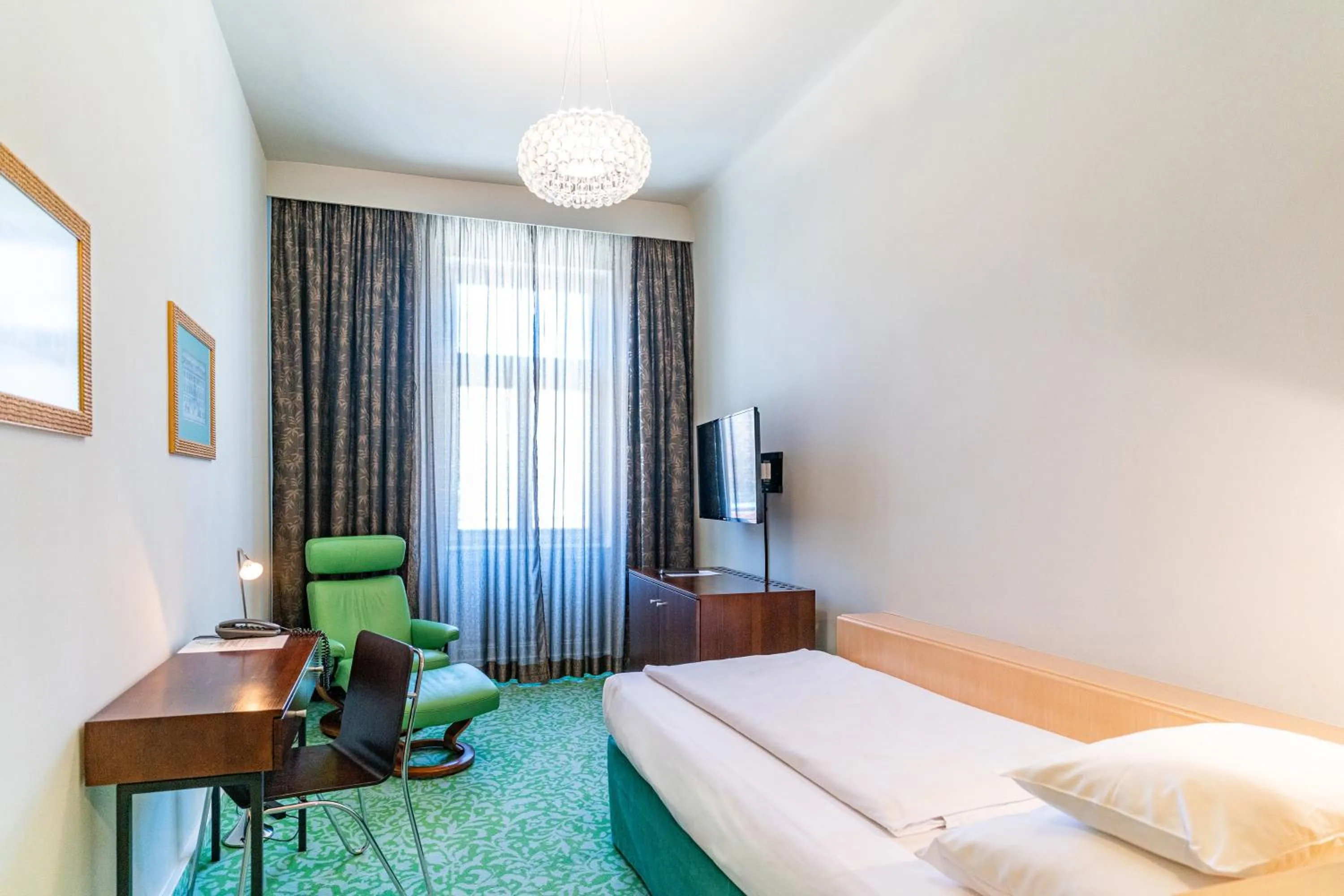 Photo of the whole room, Bed in Hotel König von Ungarn