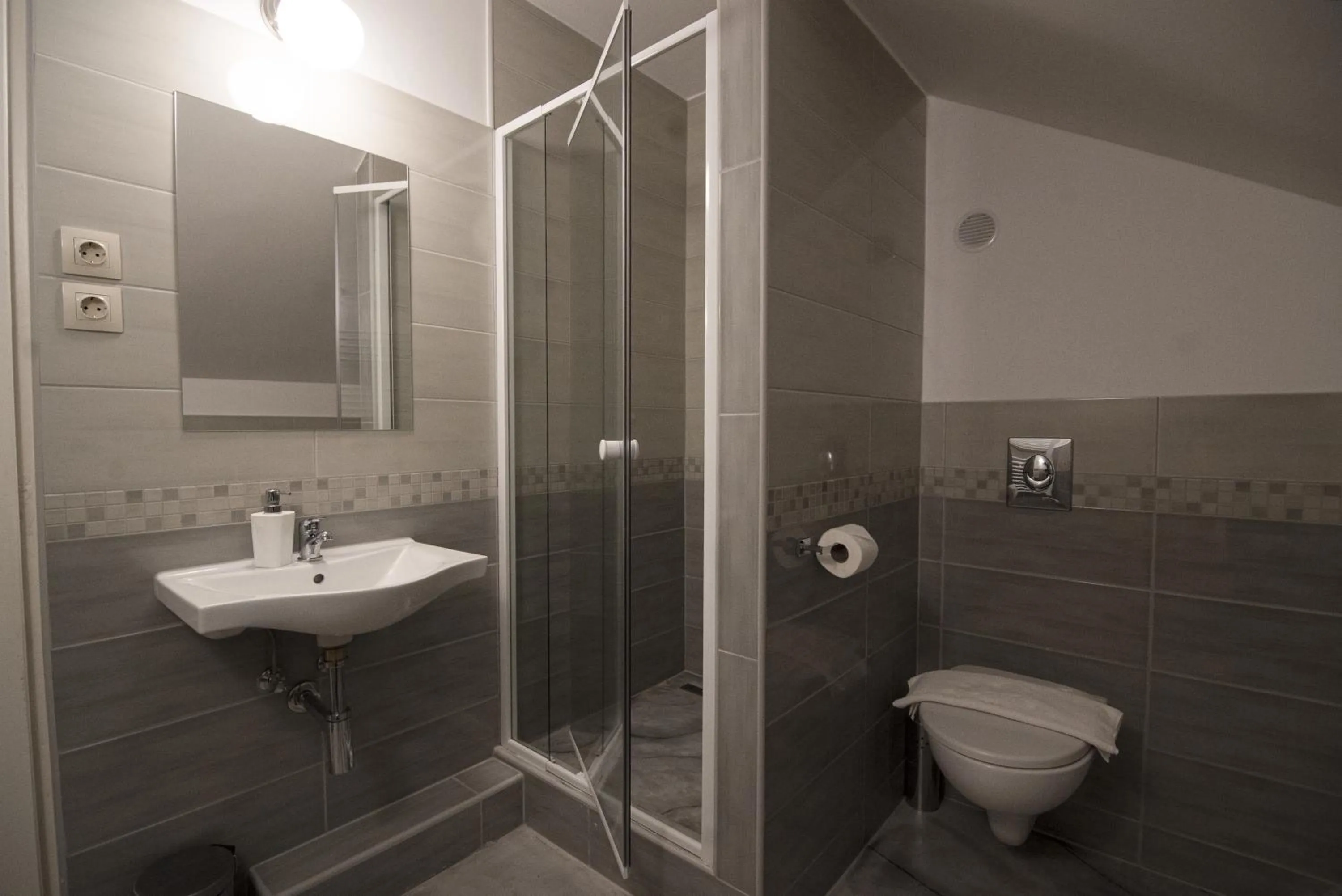 Shower in Jégverem Fogadó