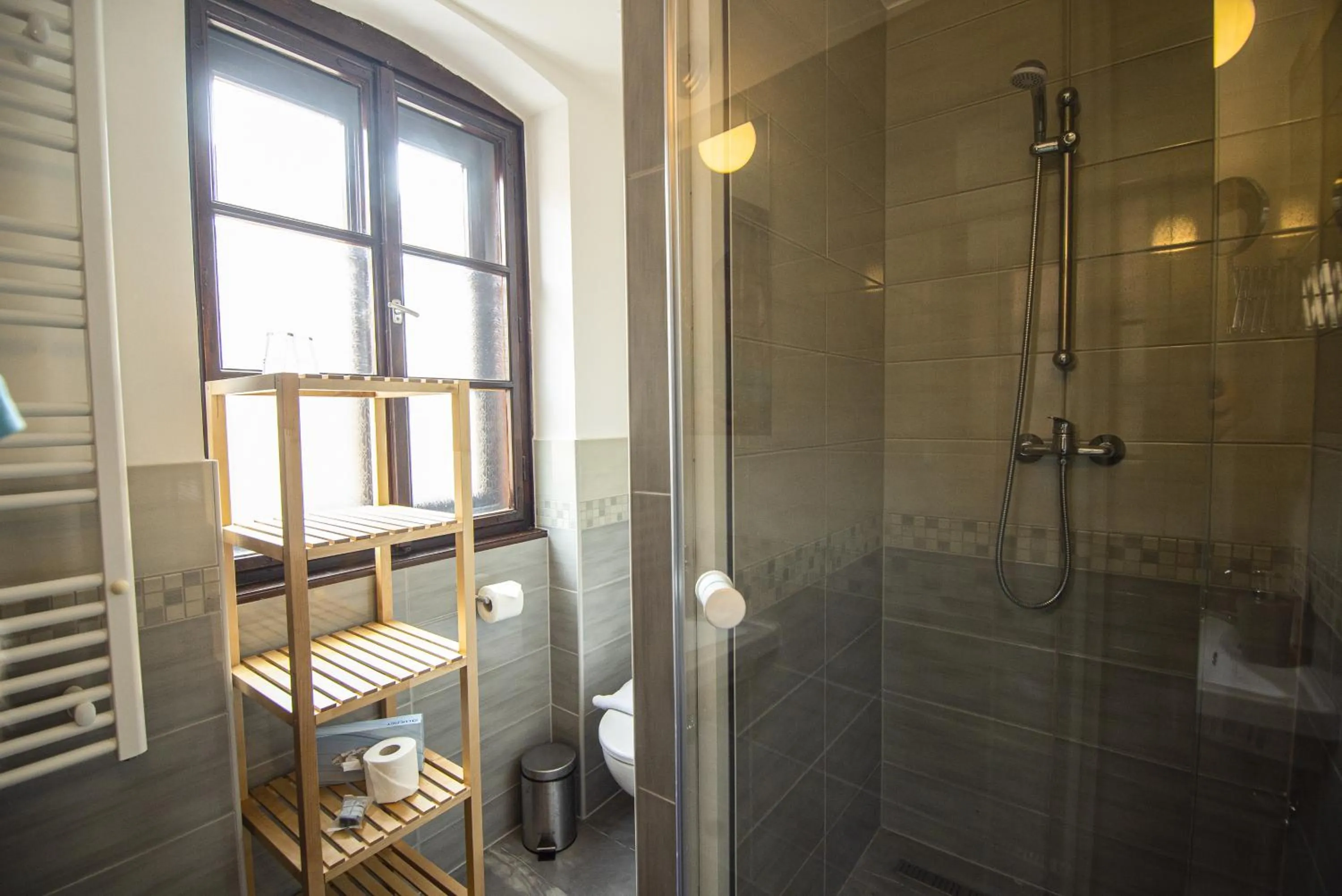 Shower in Jégverem Fogadó