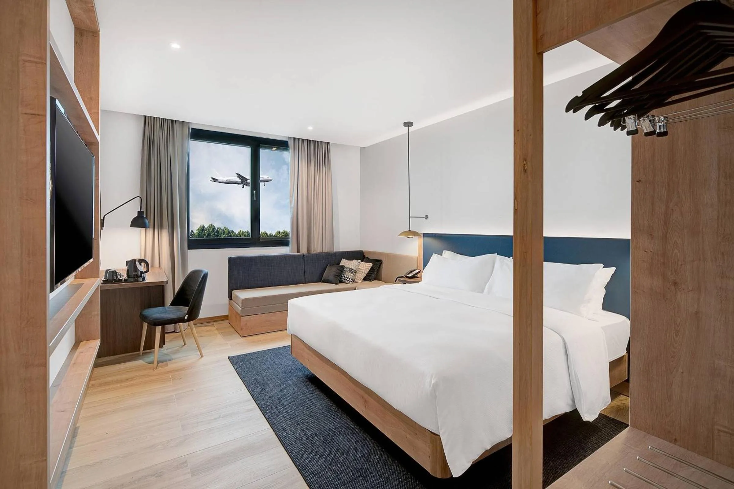 wardrobe, Bed in Hilton Garden Inn Bucharest Airport