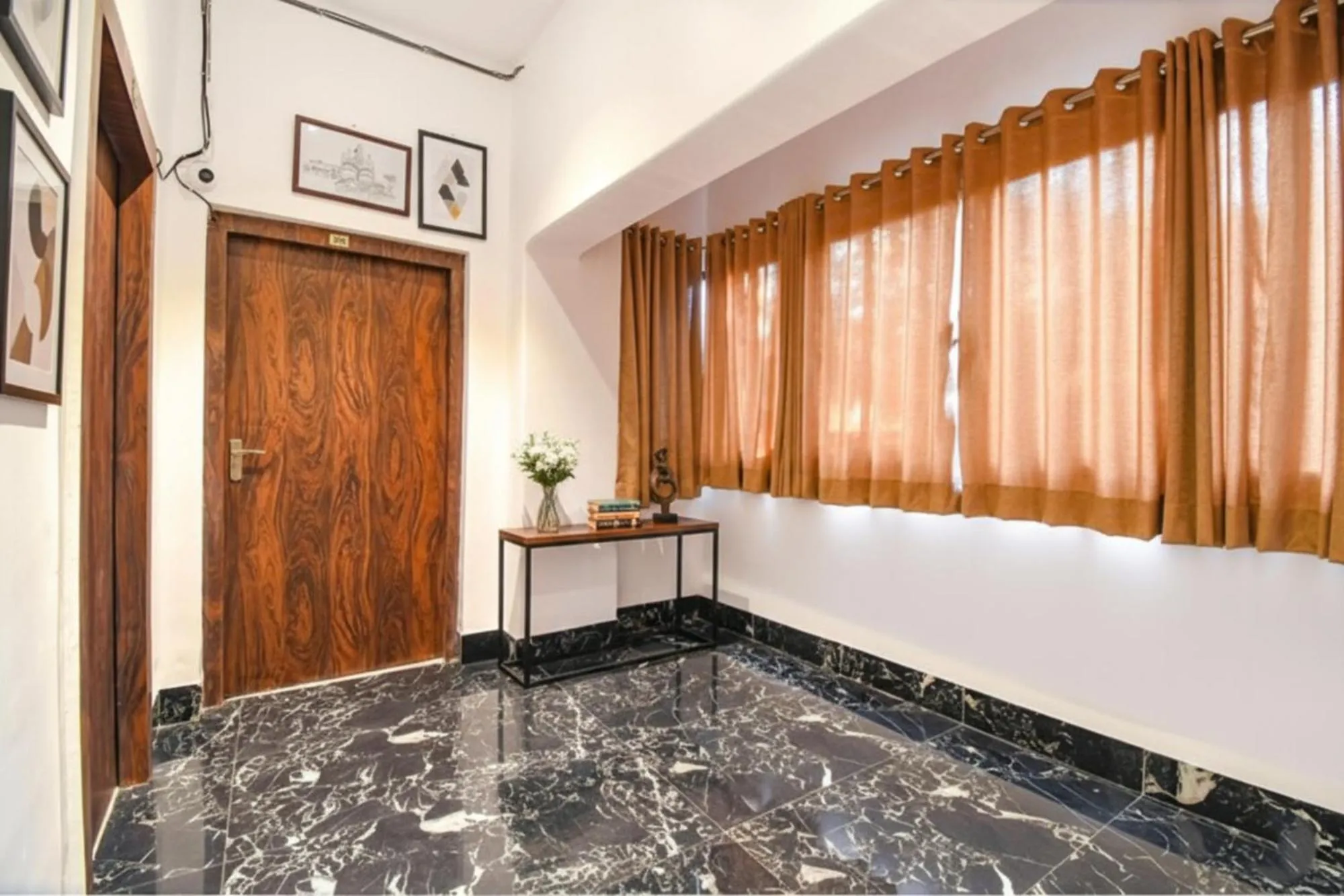 Lobby or reception in FabHotel Golden Suites - Nr Park Circus 7 point