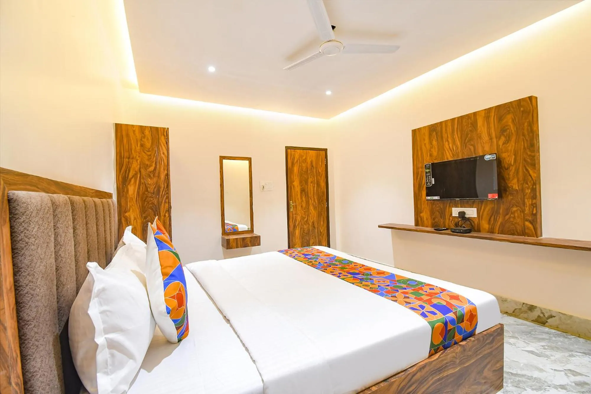 Bed in FabHotel Golden Suites - Nr Park Circus 7 point