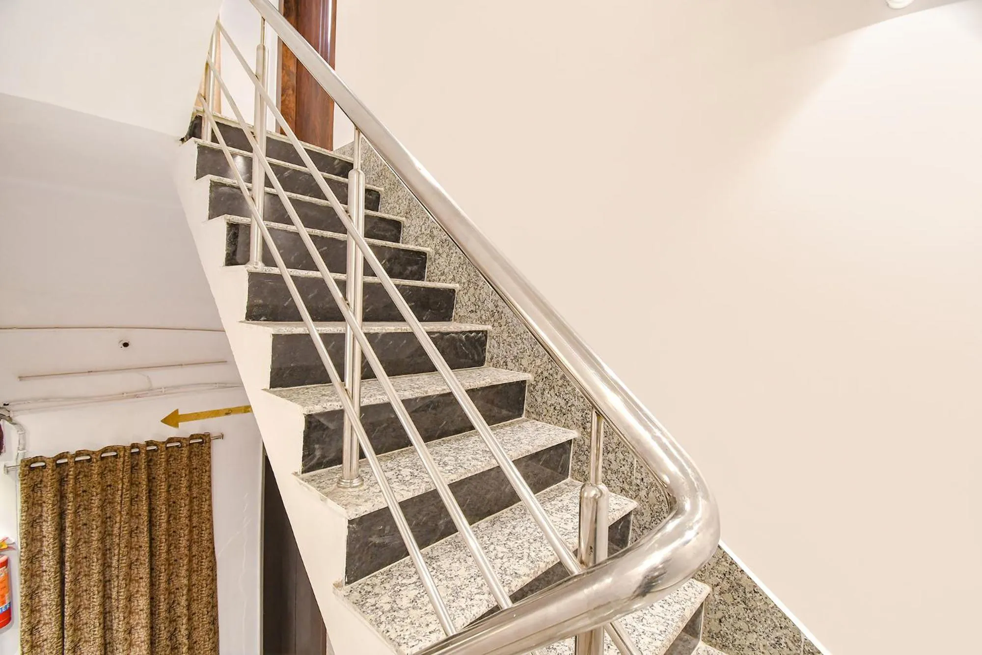 Lobby or reception in FabHotel Golden Suites - Nr Park Circus 7 point