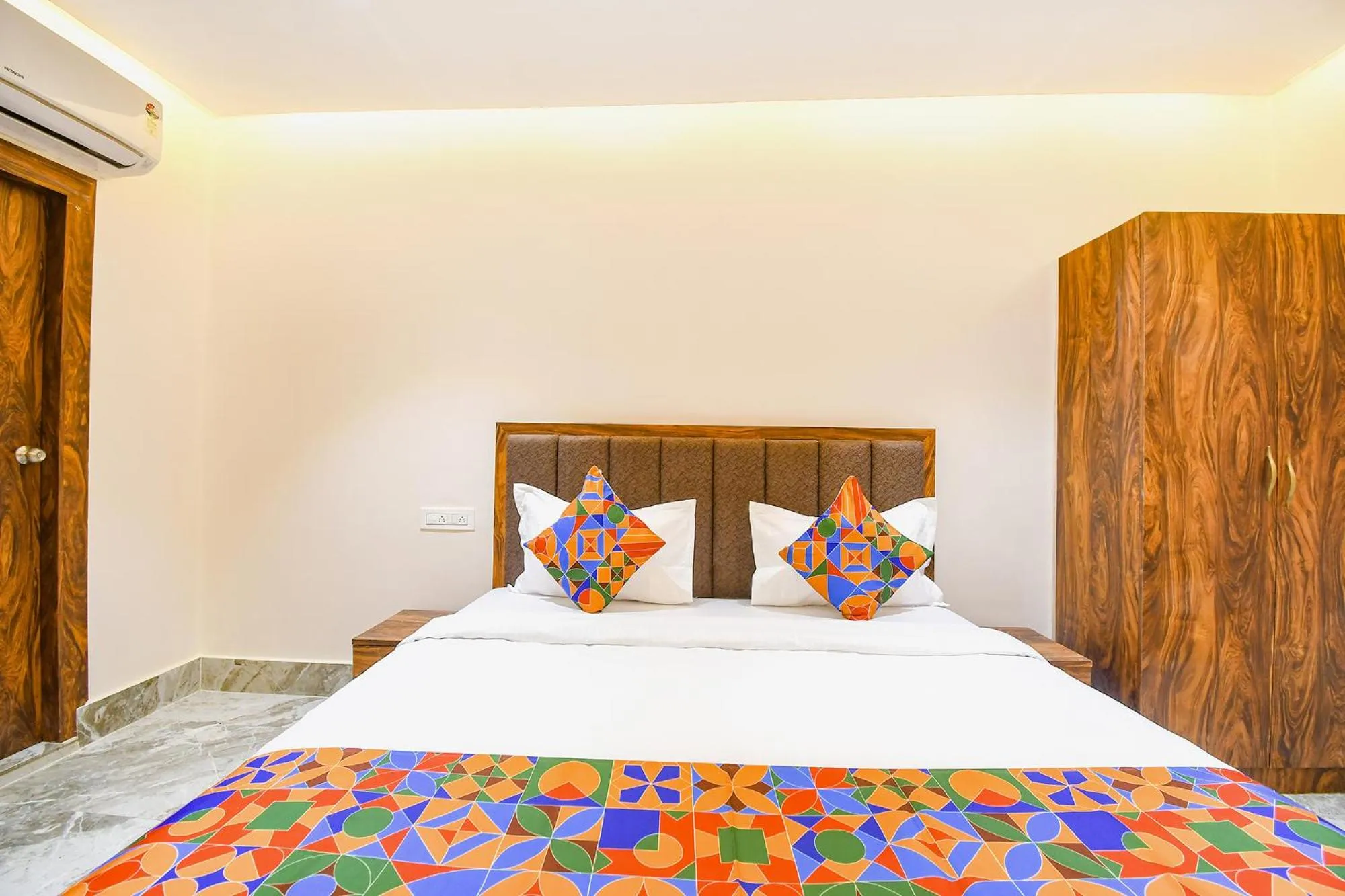 Bed in FabHotel Golden Suites - Nr Park Circus 7 point