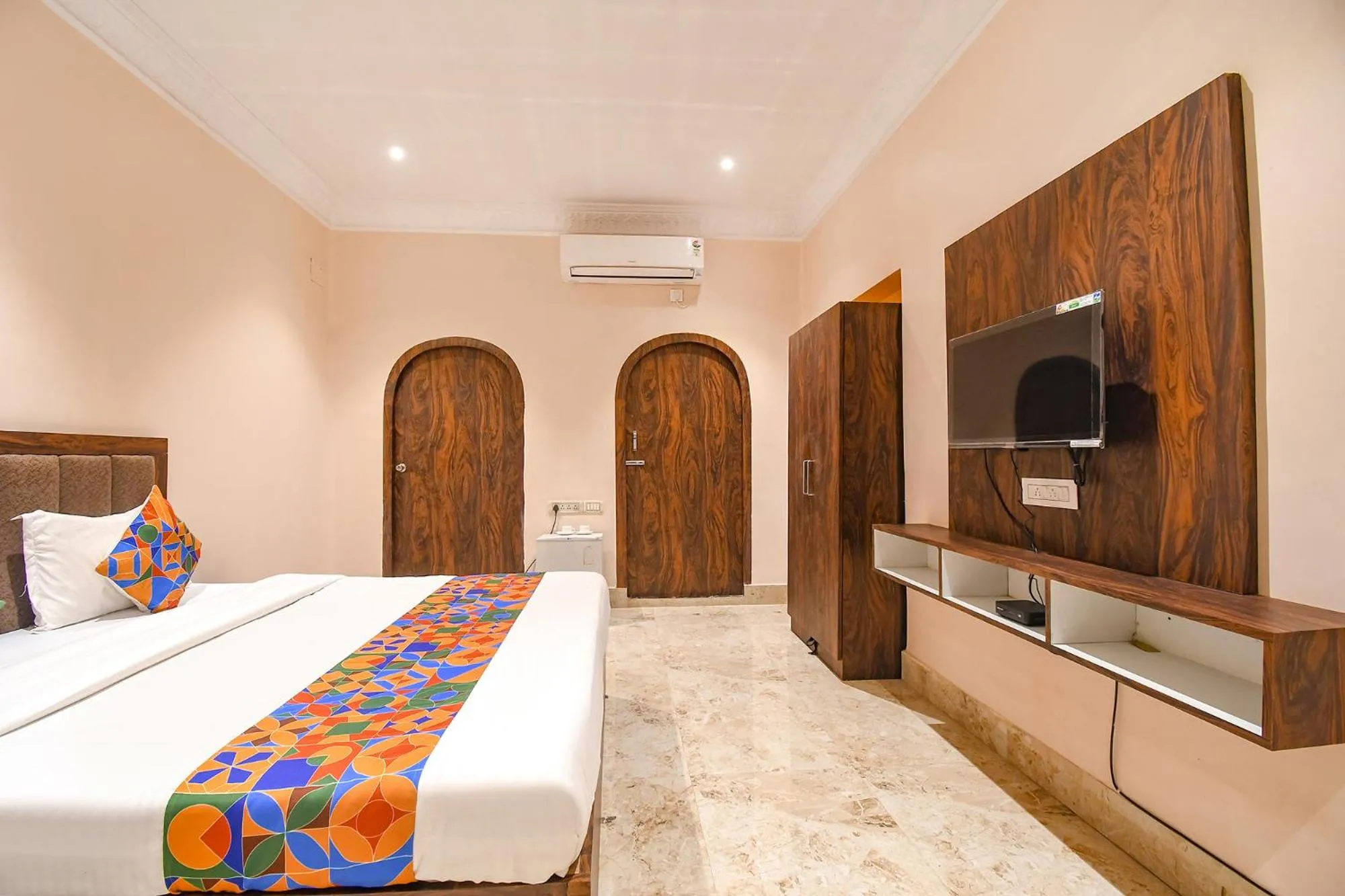 Bed in FabHotel Golden Suites - Nr Park Circus 7 point