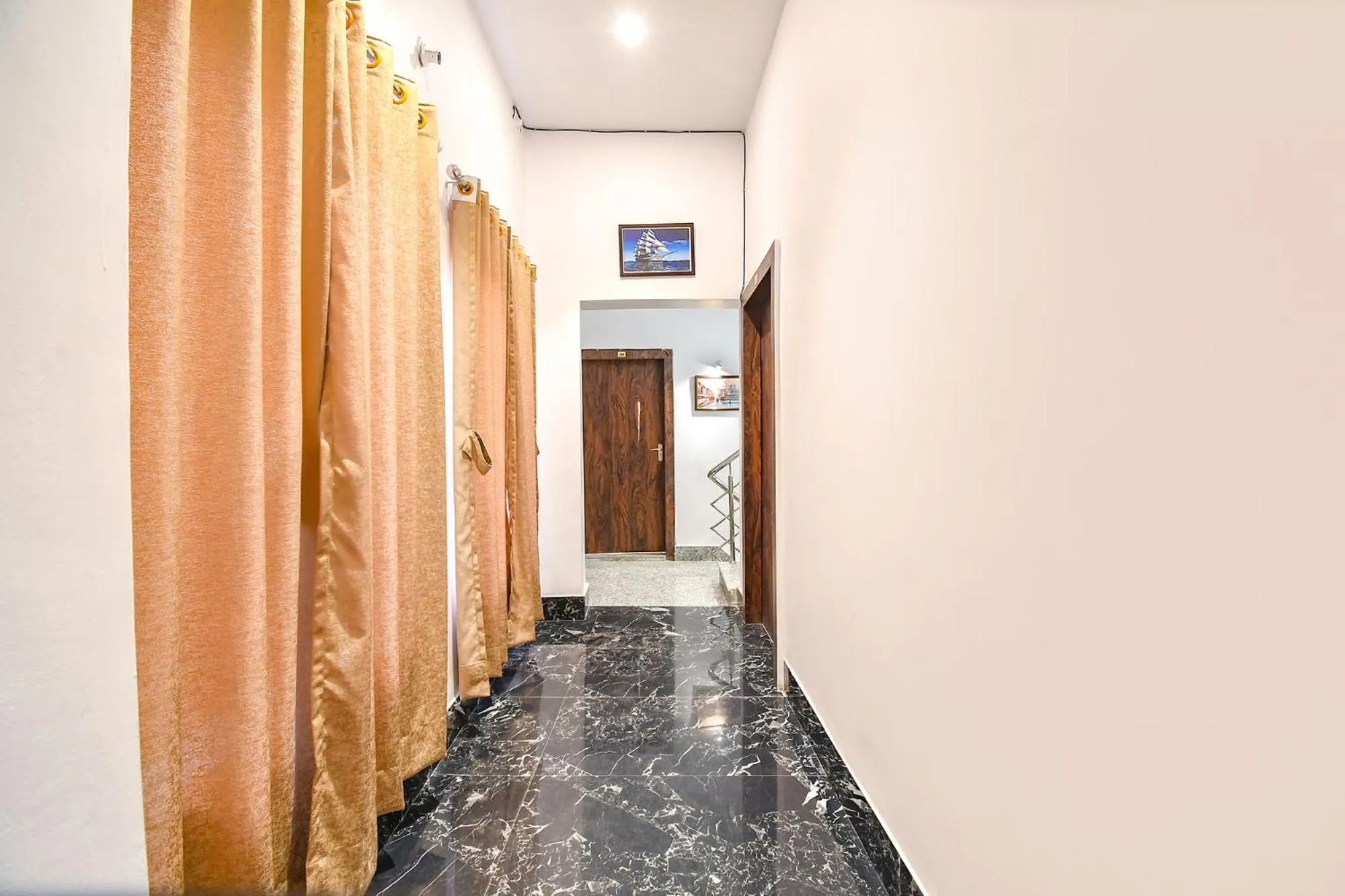Lobby or reception in FabHotel Golden Suites - Nr Park Circus 7 point