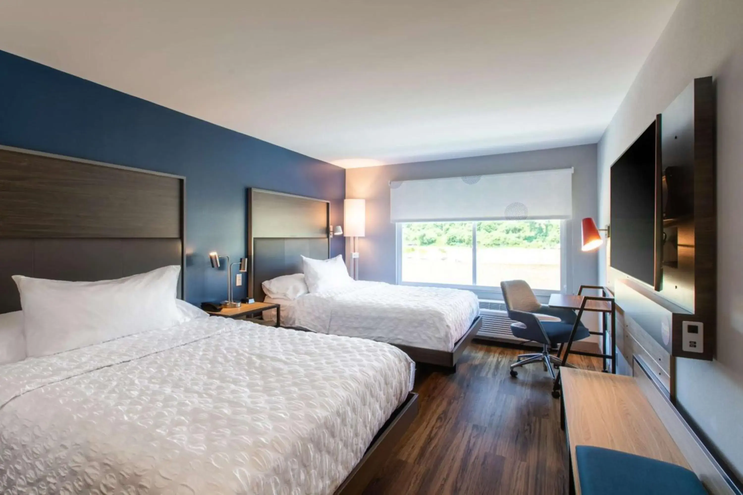 Queen Room with Two Queen Beds - Hearing Access in Tru By Hilton Seneca Clemson Sc Queen Room with Two Queen Beds - Hearing Access in Tru By Hilton Seneca Clemson Sc