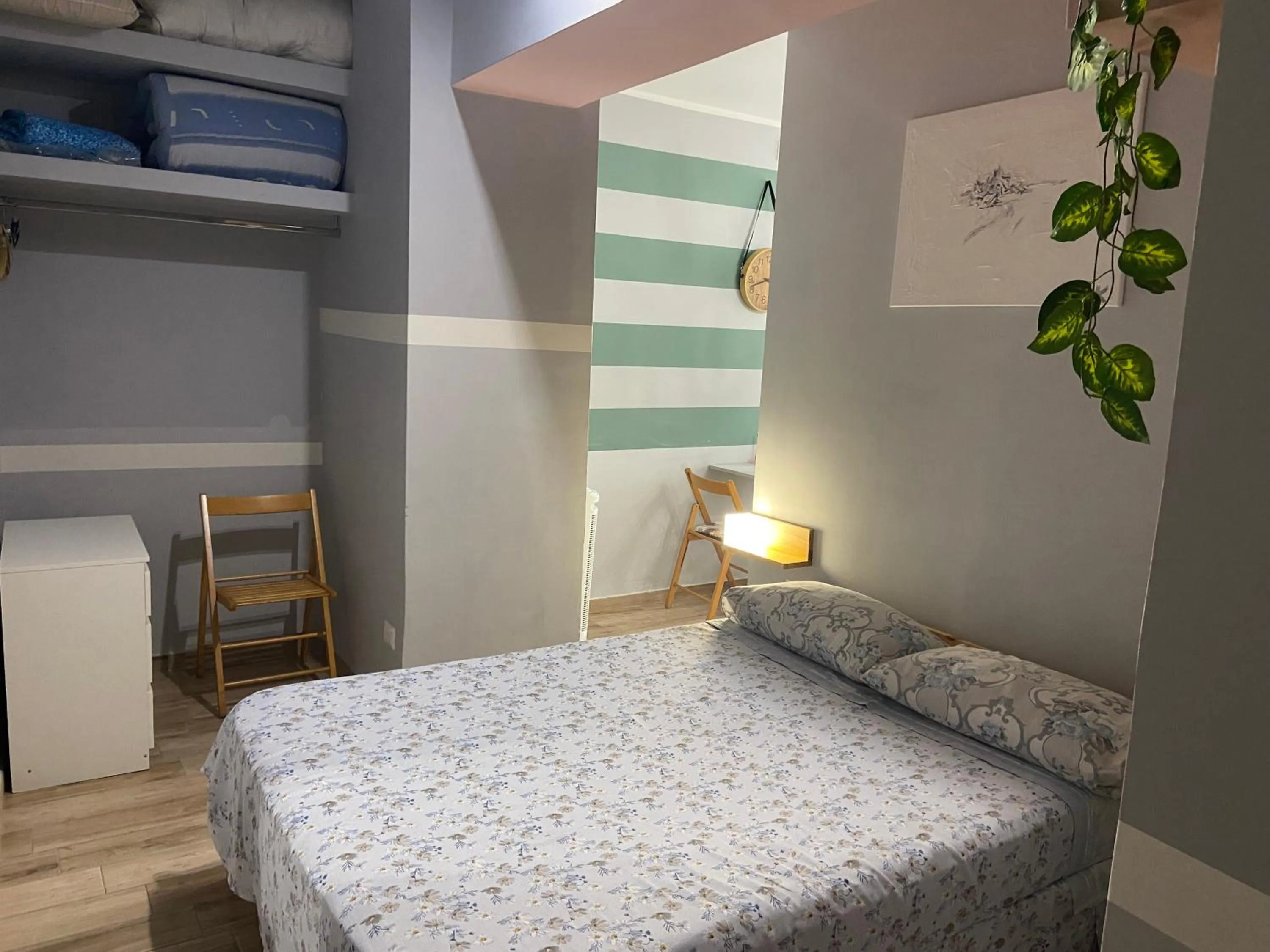 Bedroom, Bed in Suite 01