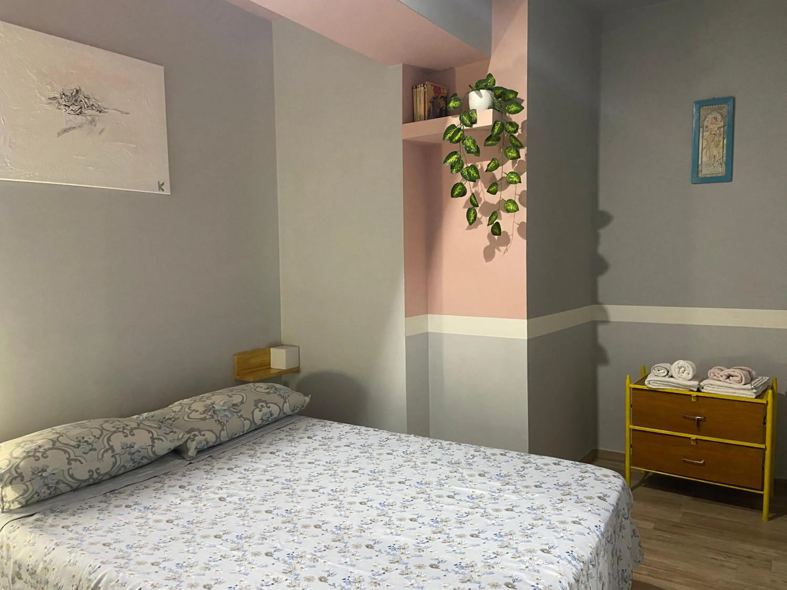 Bedroom, Bed in Suite 01